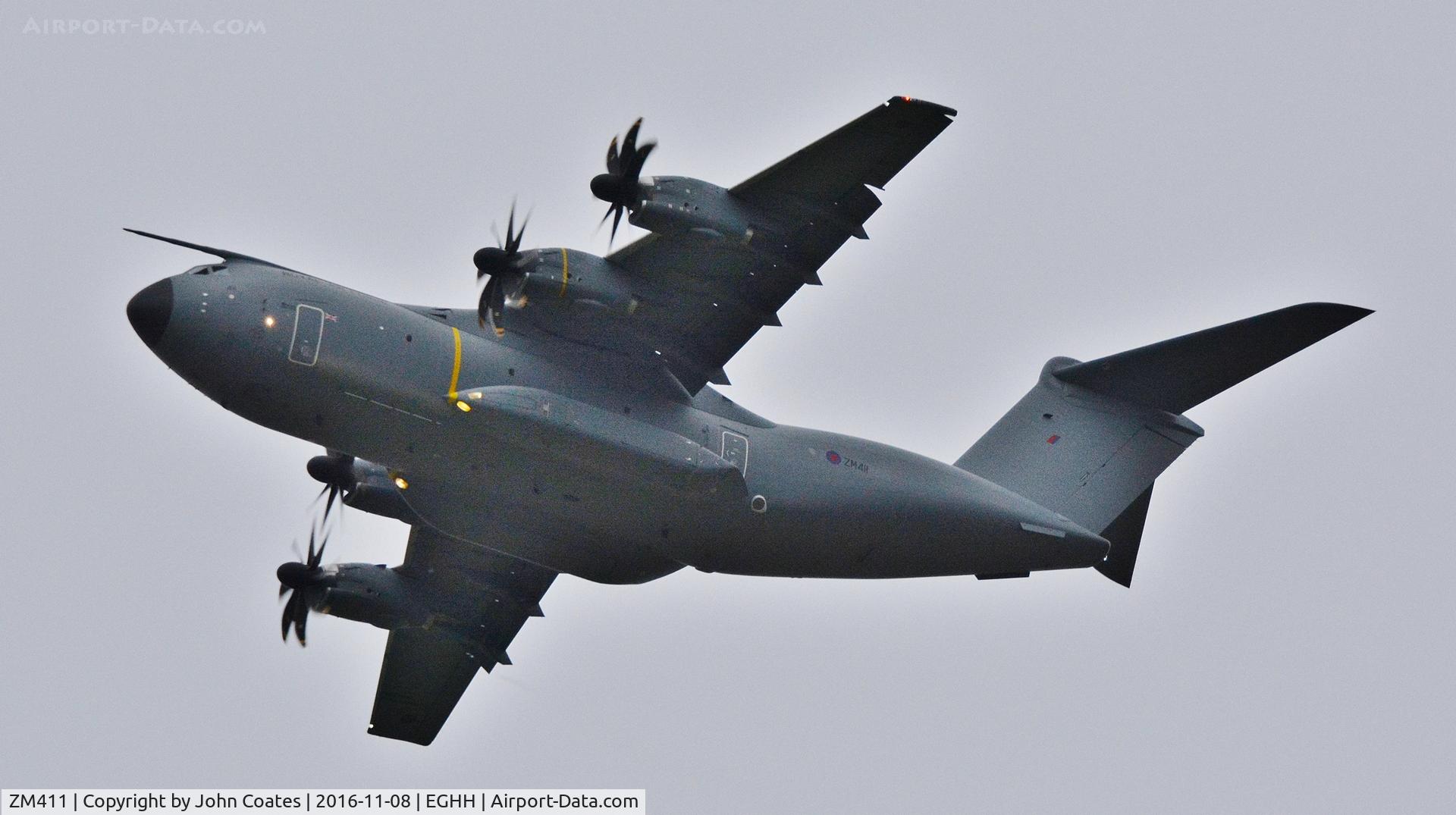 ZM411, 2016 Airbus A400M-180 Atlas C.1 C/N 039, Fourth approach to 26 during training at dusk