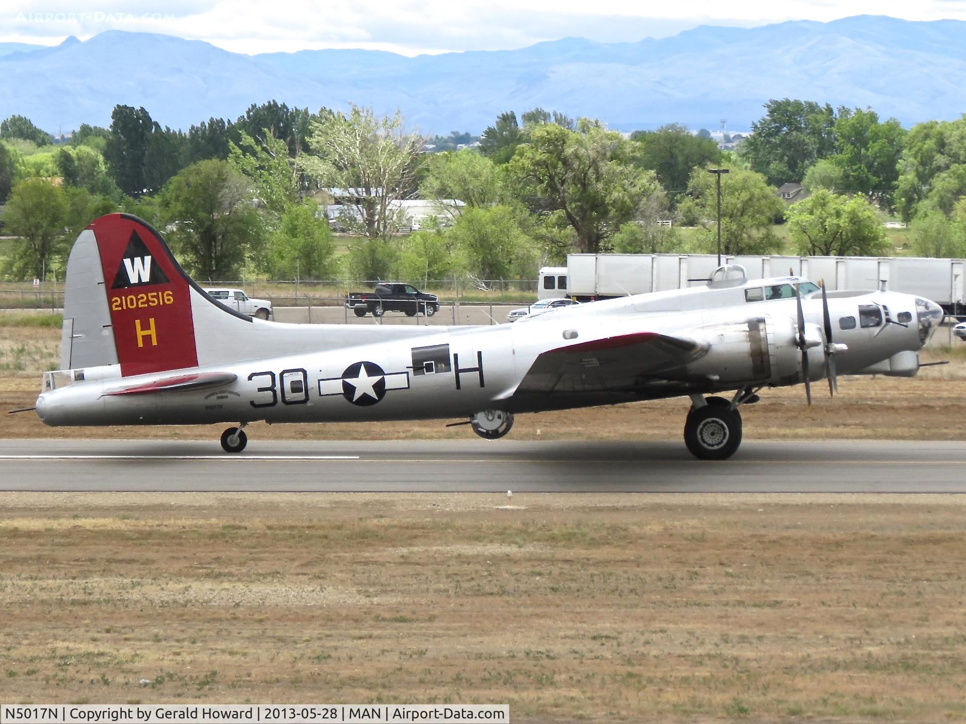 N5017N, 1944 Lockheed/Vega (Boeing) B-17G-105-VE Flying Fortress C/N 8649, Landing roll on RWY 29.
