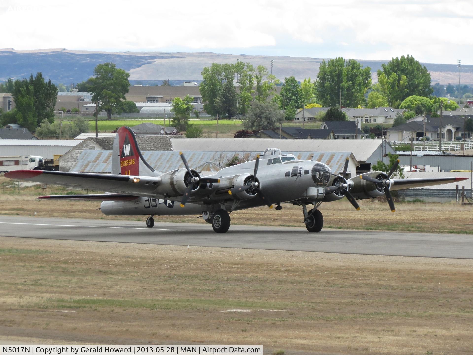 N5017N, 1944 Lockheed/Vega (Boeing) B-17G-105-VE Flying Fortress C/N 8649, Takeoff on RWY 29.