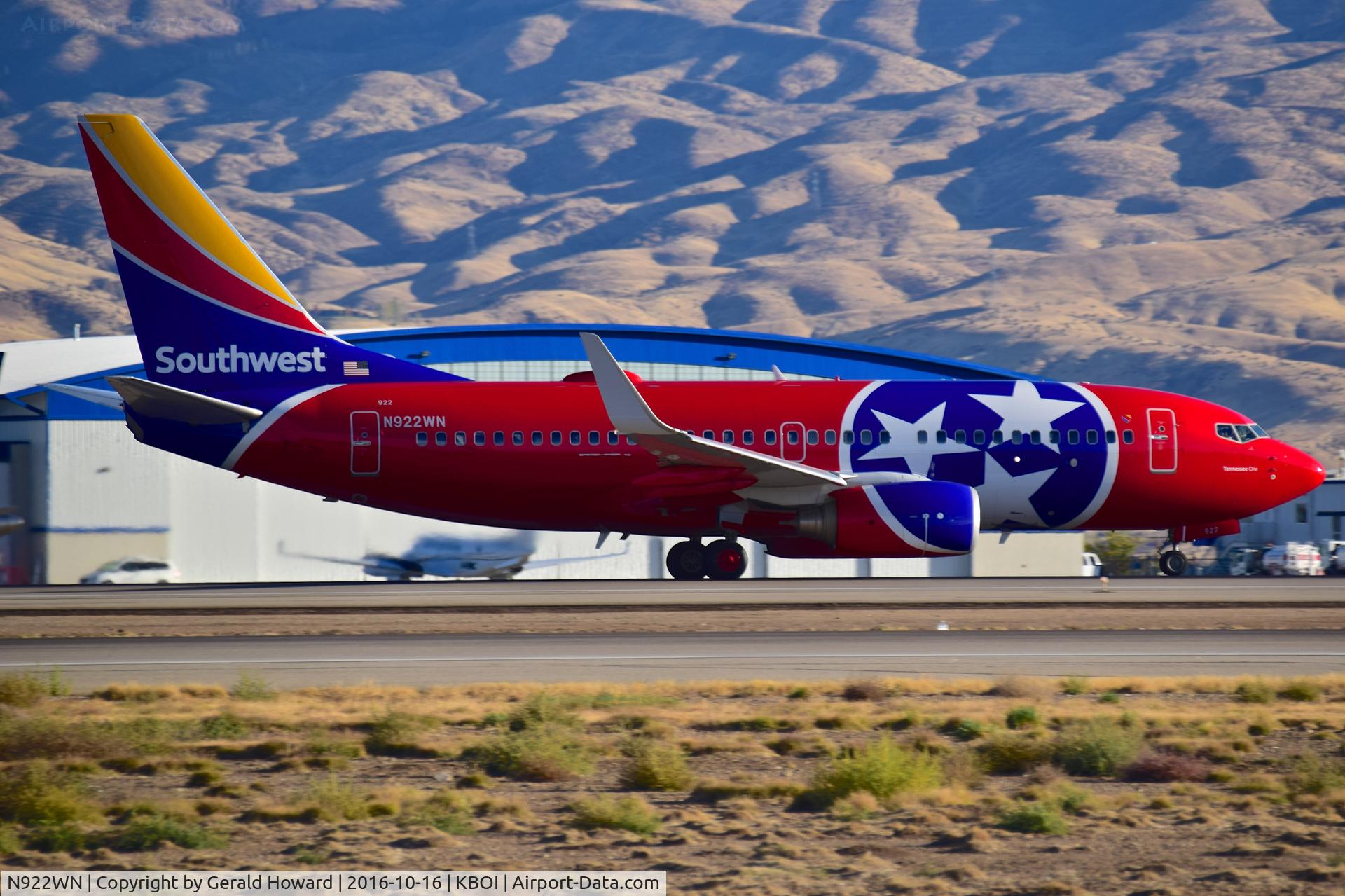 N922WN, 2008 Boeing 737-7H4 C/N 32461, Takeoff roll on RWY 10L.