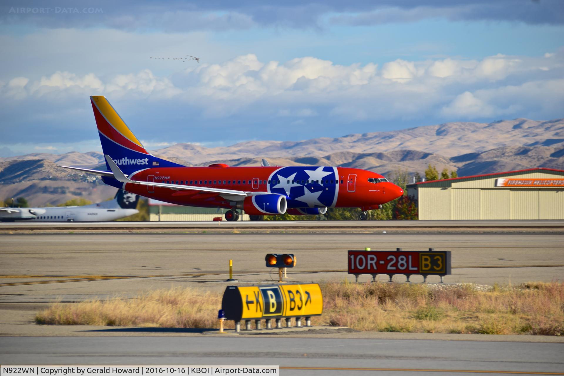N922WN, 2008 Boeing 737-7H4 C/N 32461, ON RWY 10L.