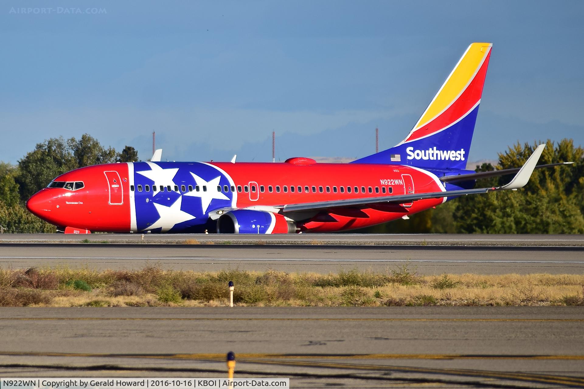 N922WN, 2008 Boeing 737-7H4 C/N 32461, Holding on Whiskey for RWY 10L.