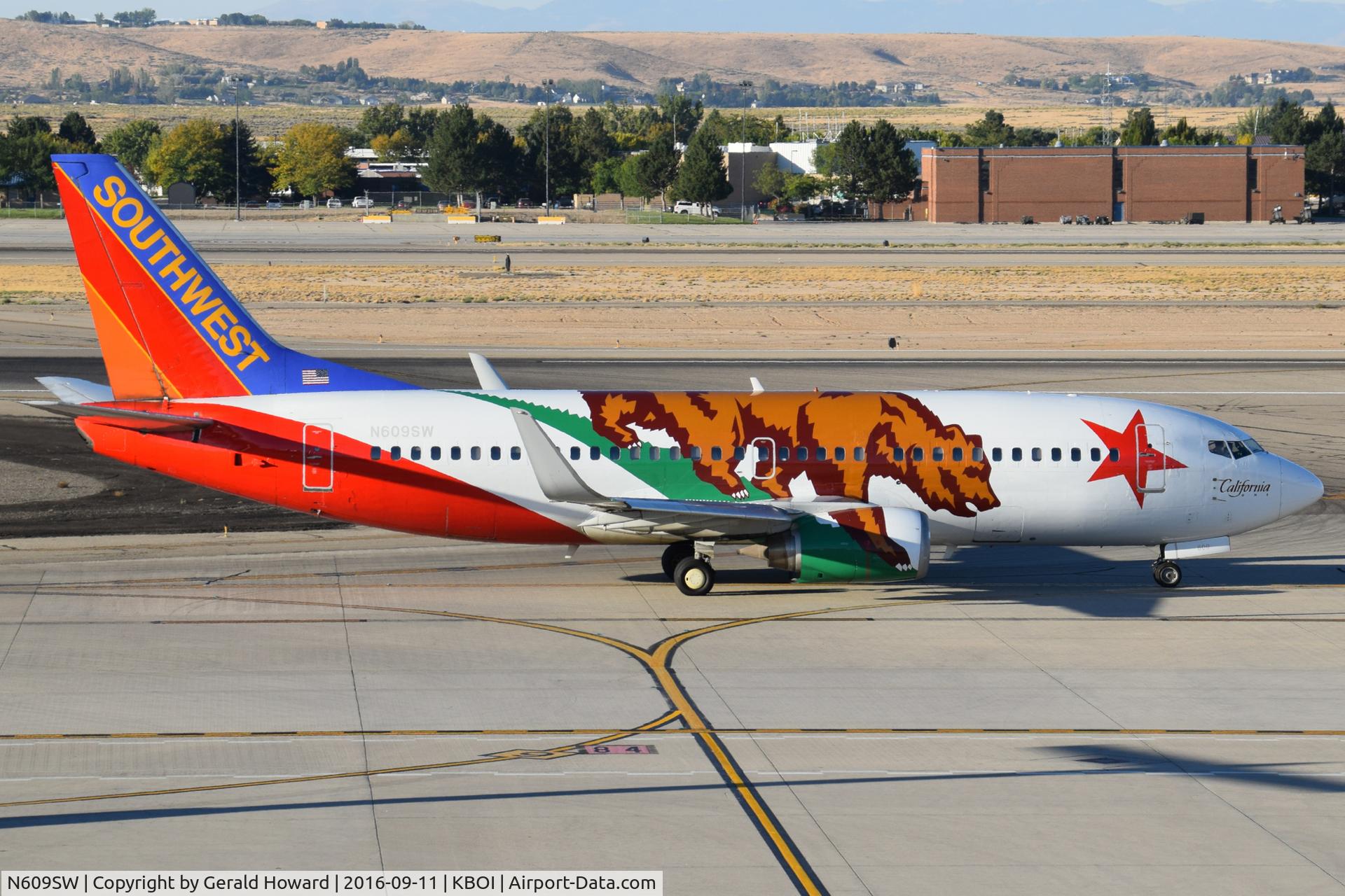N609SW, 1995 Boeing 737-3H4 C/N 27929, Taxing by terminal on Alpha for RWY 10L.