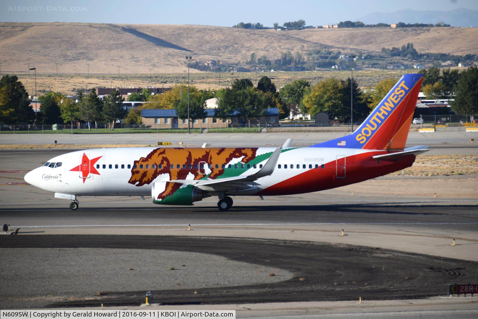 N609SW, 1995 Boeing 737-3H4 C/N 27929, Takeoff roll on RWY 10L.