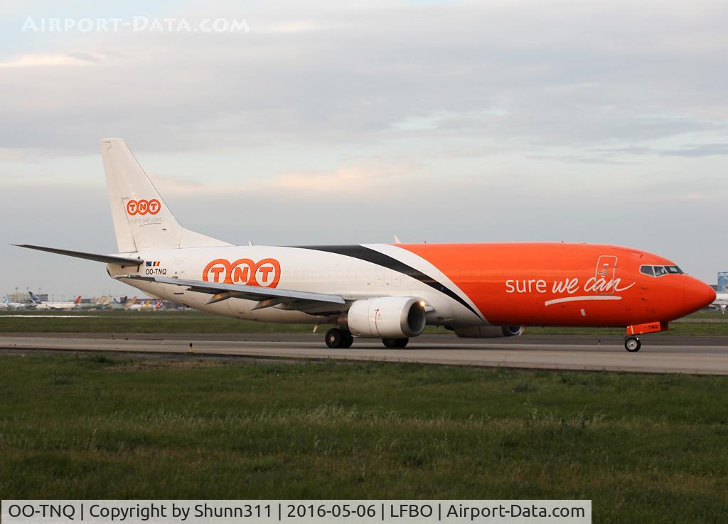OO-TNQ, 1998 Boeing 737-4M0 C/N 29205, Lining up rwy 14L for departure...