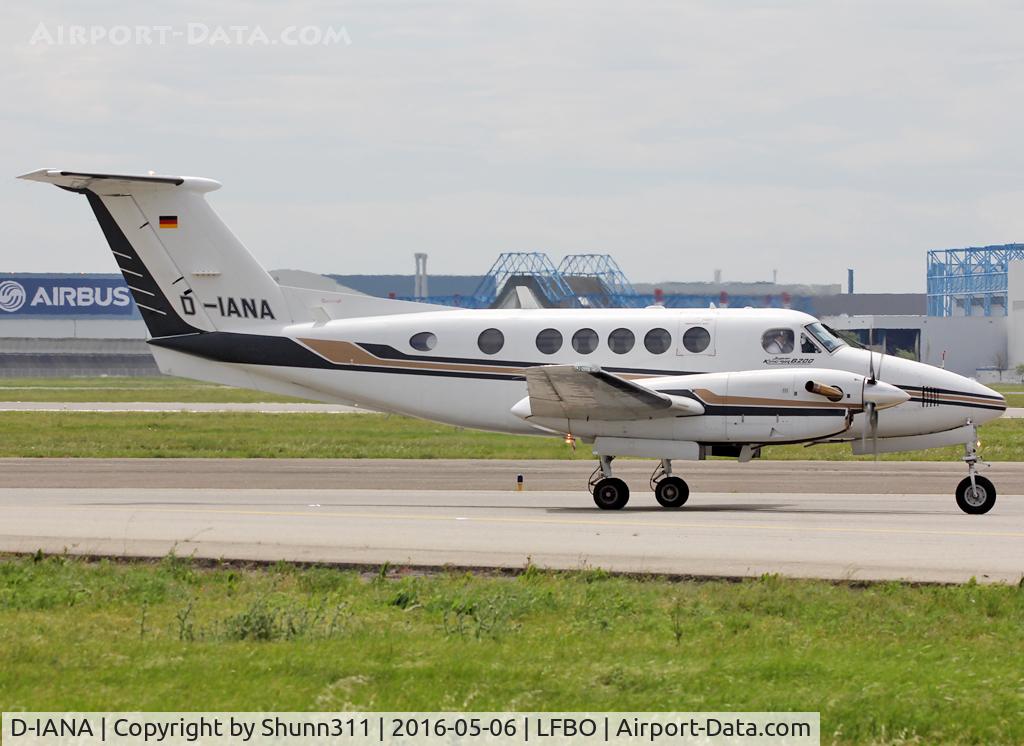 D-IANA, 1995 Beech B200 Super King Air King Air C/N BB-1517, Lining up rwy 14L for departure...