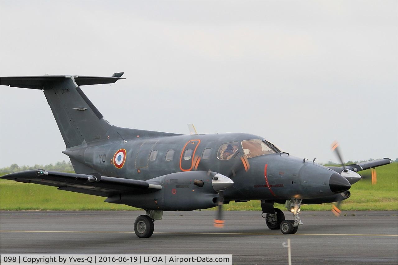 098, Embraer EMB-121AA Xingu C/N 121098, Embraer EMB-121AA Xingu, Taxiing to holding point rwy 24, Avord Air Base 702 (LFOA) Open day 2016