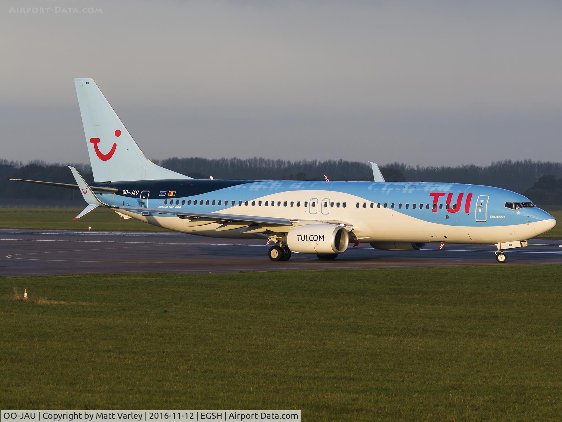OO-JAU, 2013 Boeing 737-8K5 C/N 37250, Departing NWI in some nice morning sun....