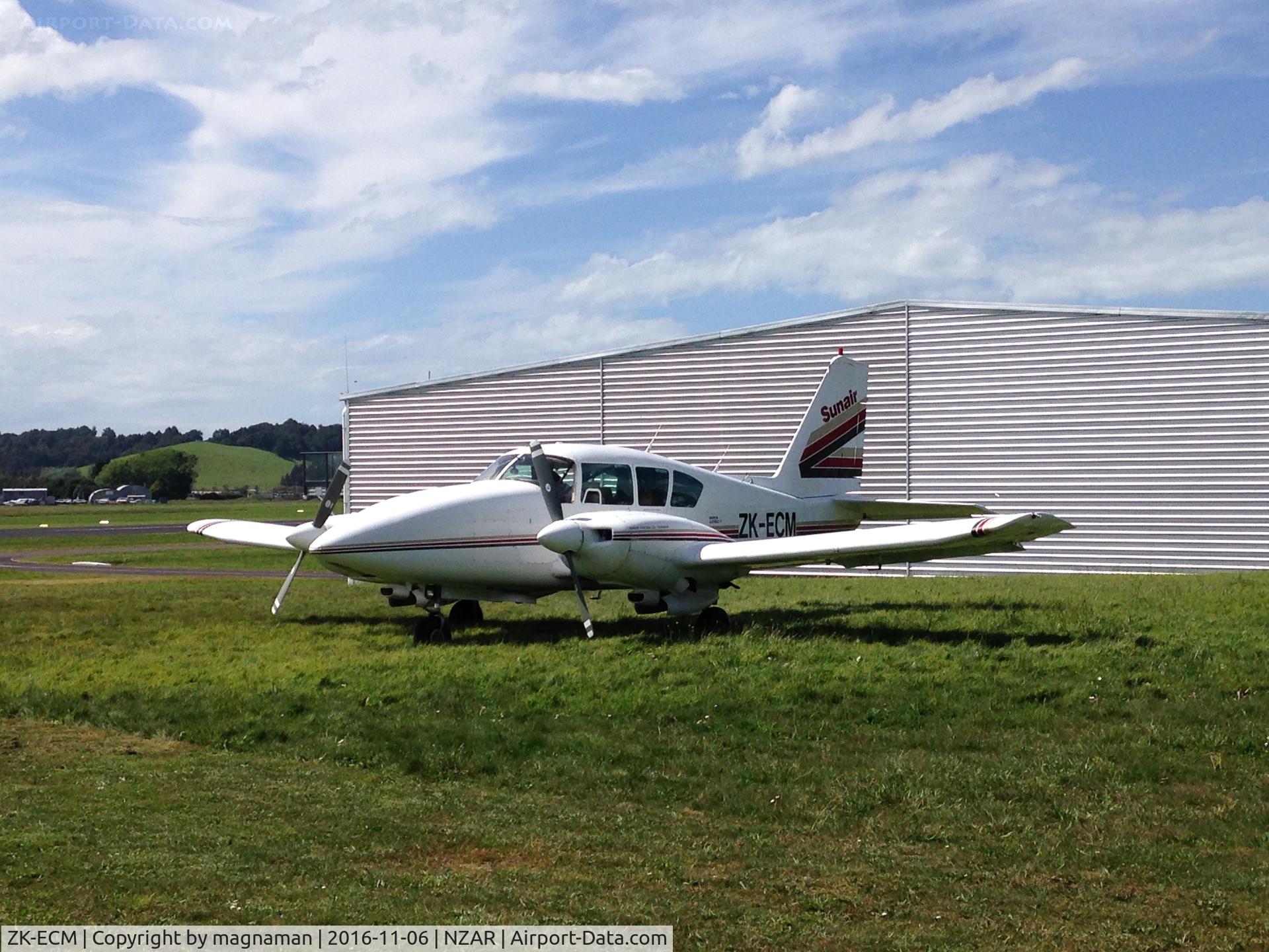 ZK-ECM, Piper PA-23-250 Aztec C/N 27-8154001, just landed