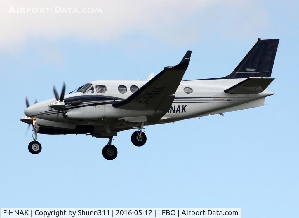 F-HNAK, 2016 Hawker Beechcraft C90GTI King Air C/N LJ-2047, Landing rwy 32L