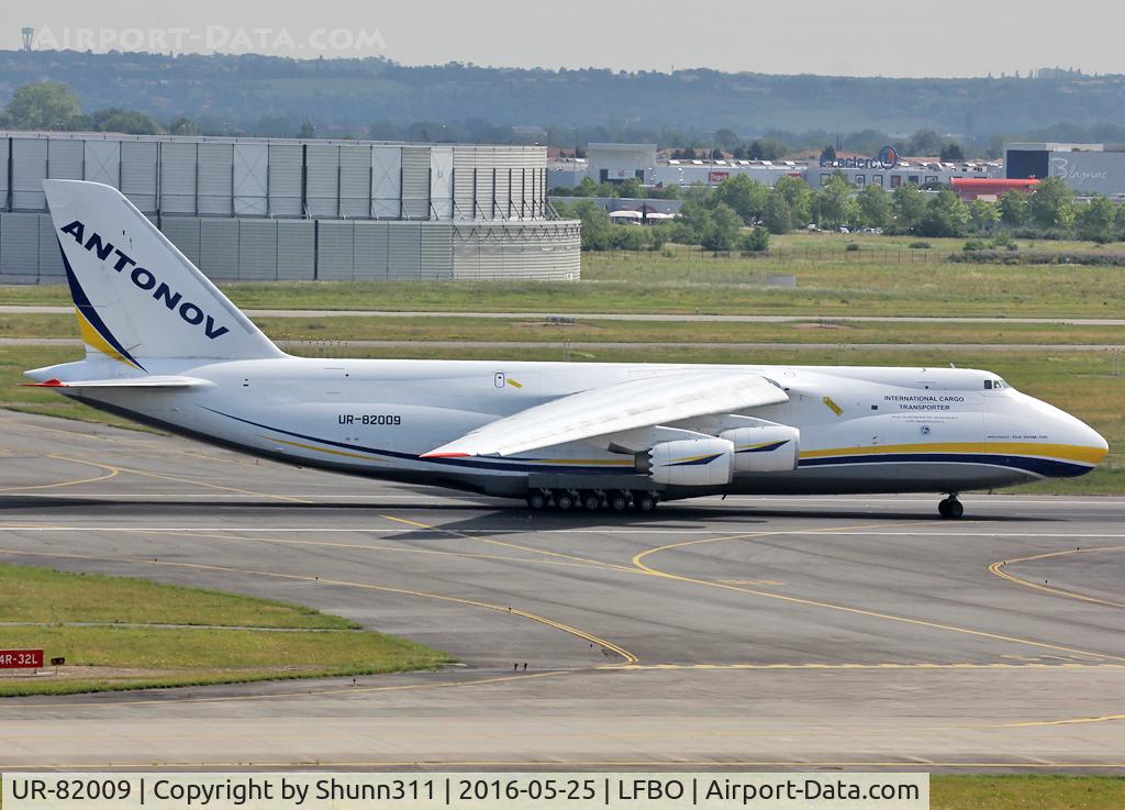 UR-82009, 1987 Antonov An-124-100M-150 Ruslan C/N 19530501007, Lining up rwy 14R for departure from Sierra 10