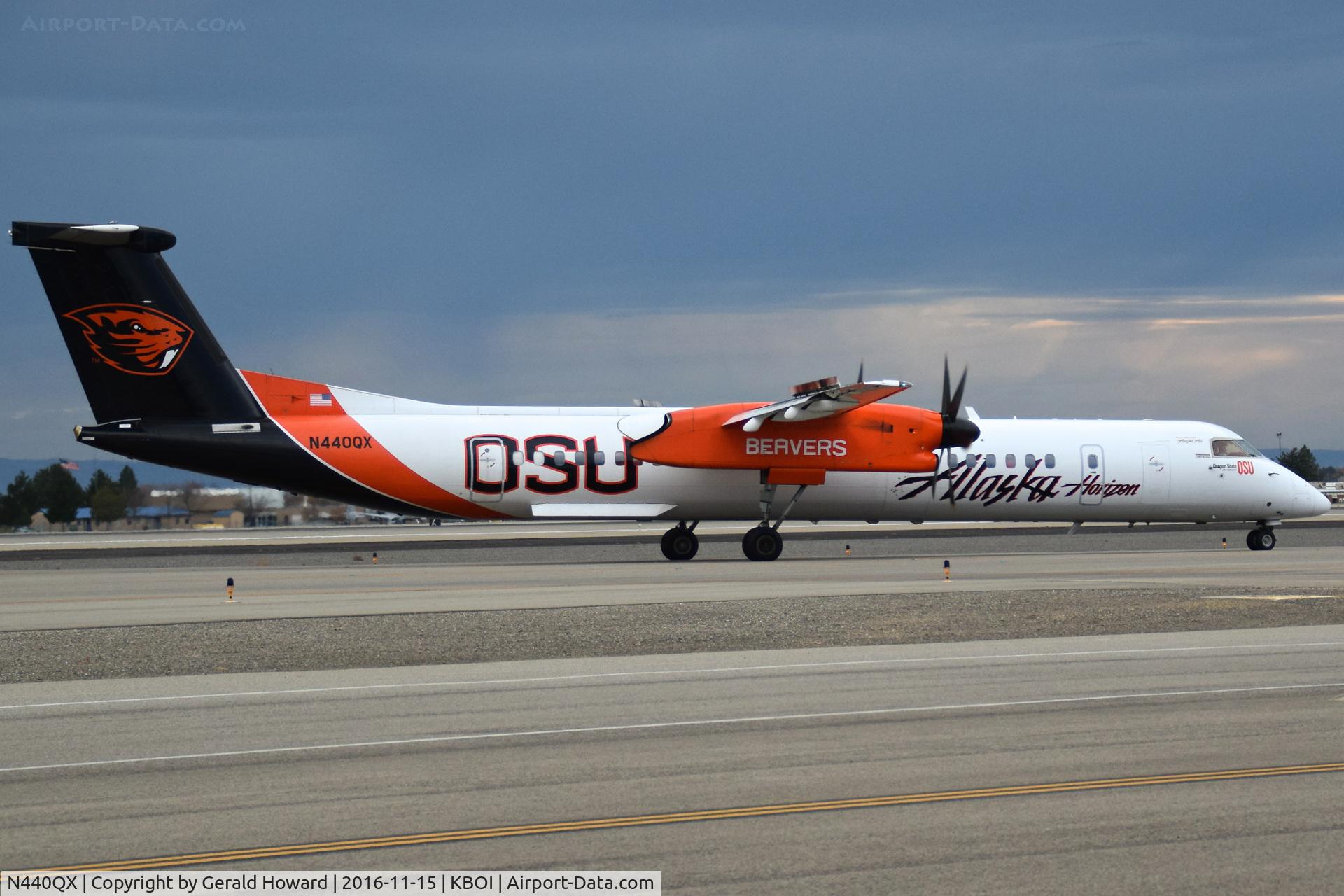 N440QX, 2010 Bombardier DHC-8-402 Dash 8 C/N 4347, Turning off RWY 28R.