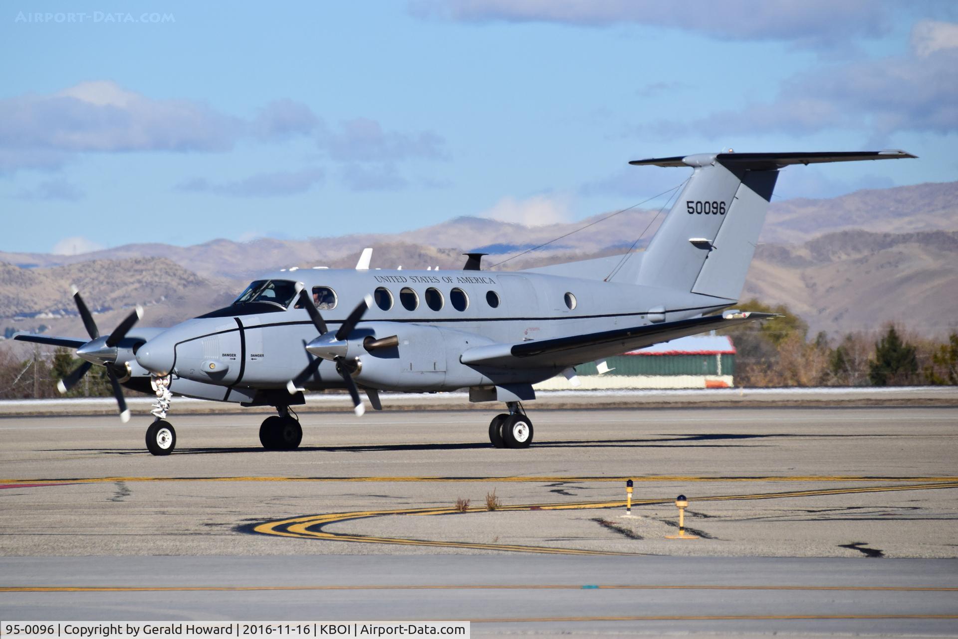 95-0096, 1995 Beech C-12R Huron C/N BW-024, Turning off  RWY 28L.