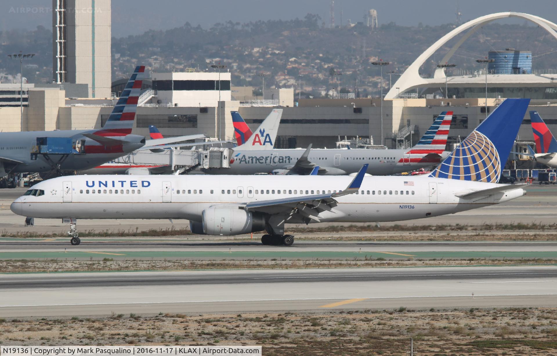 N19136, 1999 Boeing 757-224 C/N 29285, Boeing 757-200
