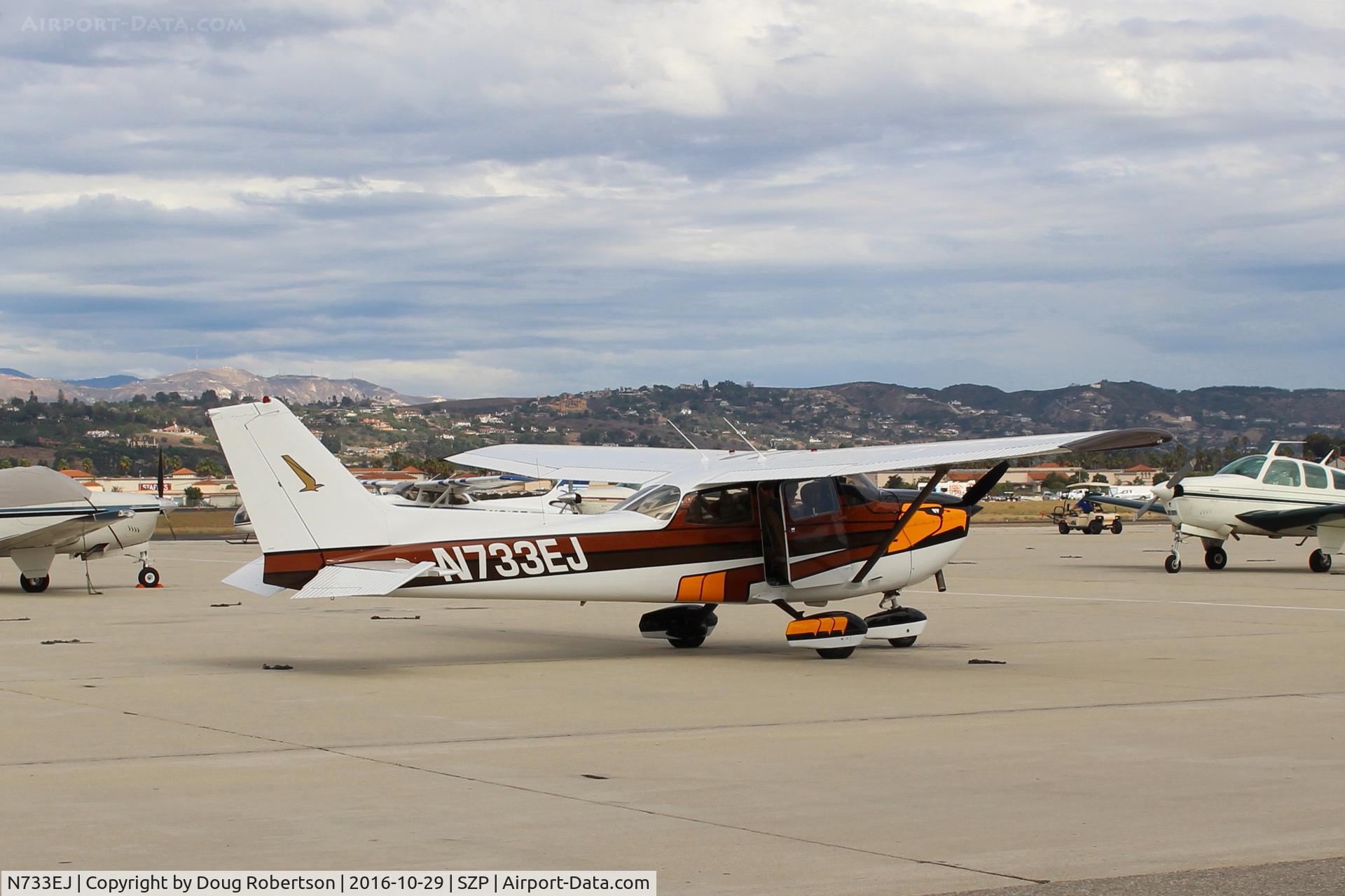N733EJ, 1976 Cessna 172N C/N 17268235, 1976 Cessna 172N SKYHAWK, Lycoming O-320-E2D, 150 Hp, deplaning