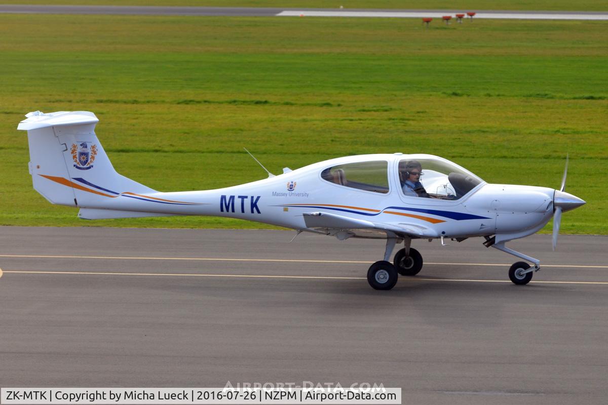 ZK-MTK, Diamond DA-40 Diamond Star C/N 40.1027, At Palmerston North