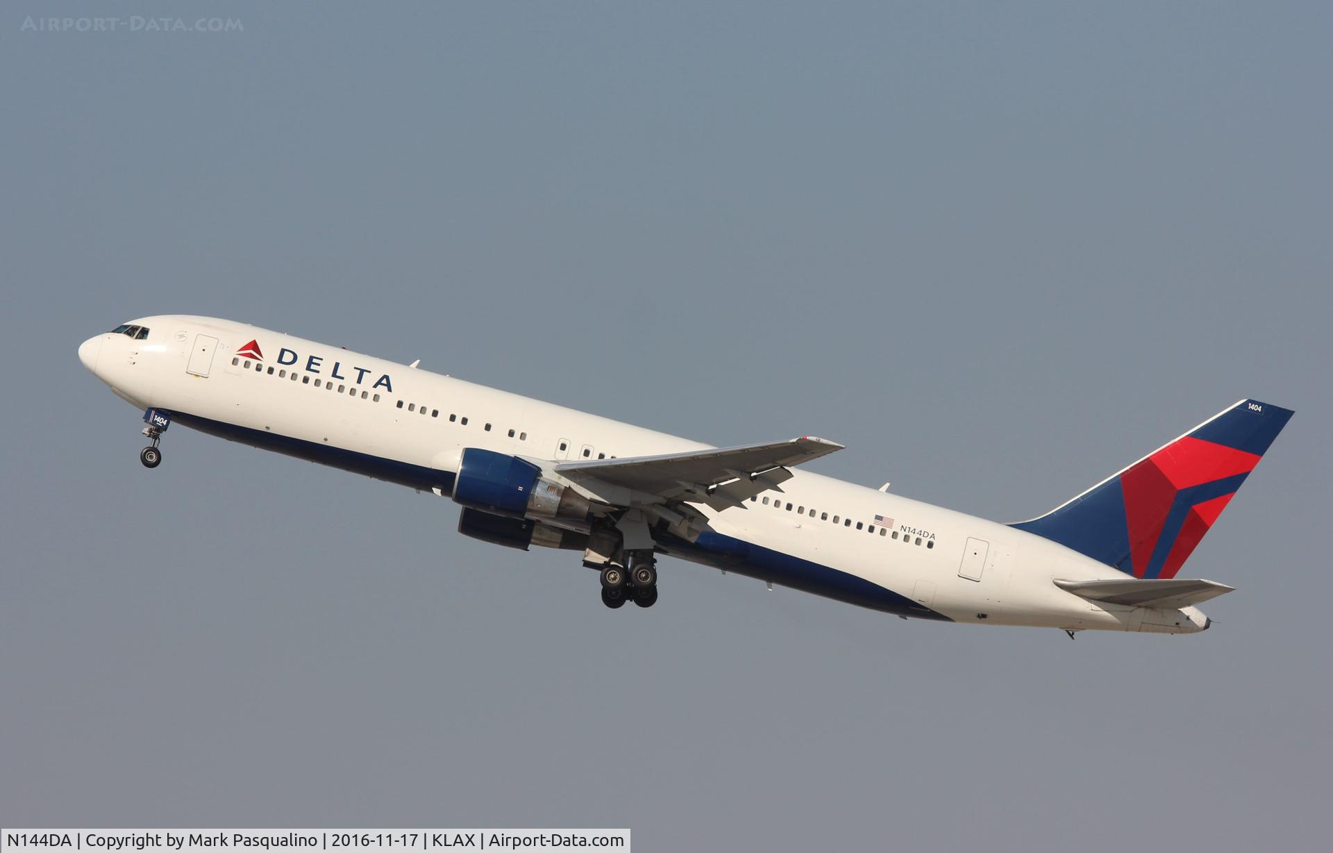 N144DA, 1999 Boeing 767-332 C/N 27584, Boeing 767-300