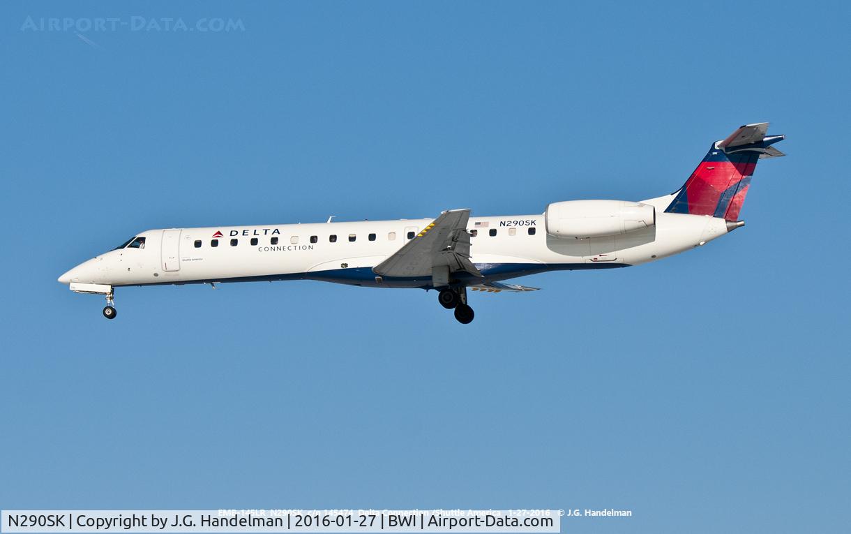 N290SK, 2001 Embraer ERJ-145LR (EMB-145LR) C/N 145474, On final to 33L.