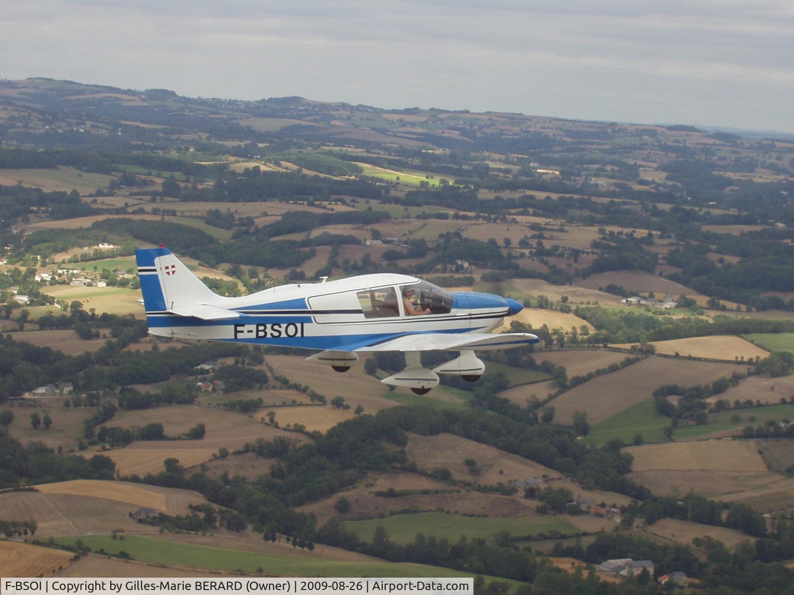 F-BSOI, Robin HR-100-200B Royale C/N 04, Light and long range aircraft by Robin. 200HP 140Kt at 4500ft
4/5 comfortable seats. Fixed landind wheels. Variable pitch.
Very good cruising aircraft.