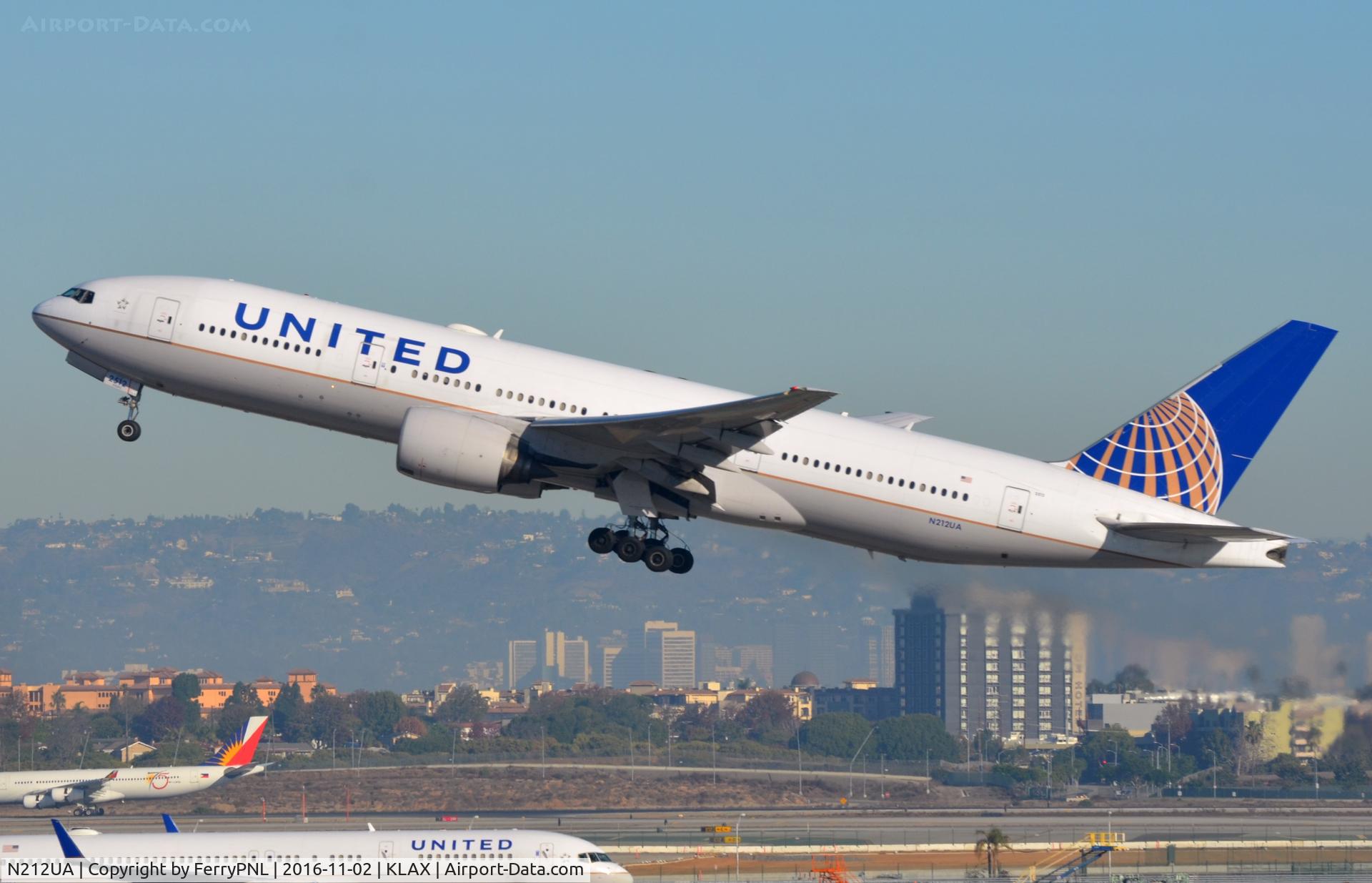 N212UA, 2000 Boeing 777-222 C/N 30218, UA B772 take-off