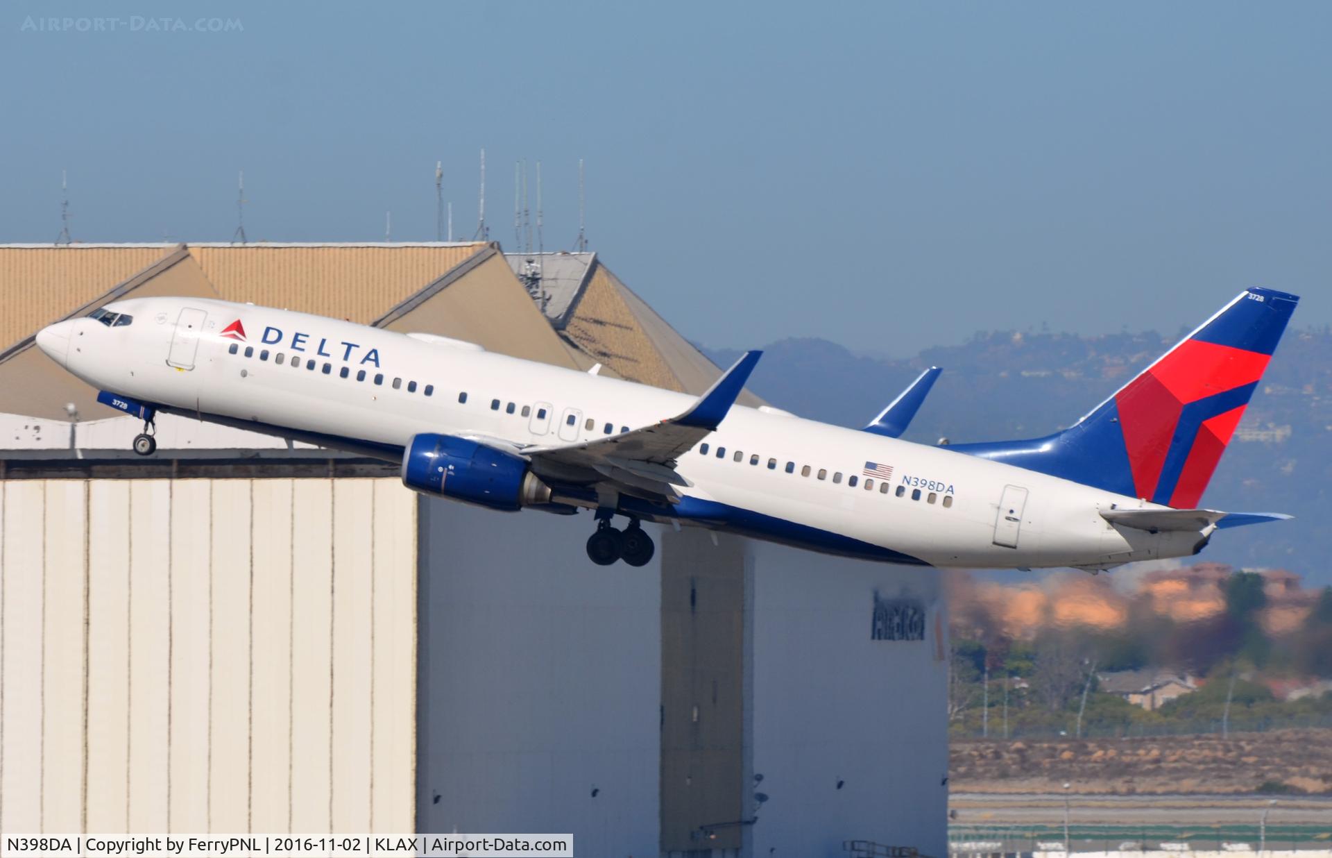 N398DA, 2000 Boeing 737-832 C/N 30774, Delta B738 departing.
