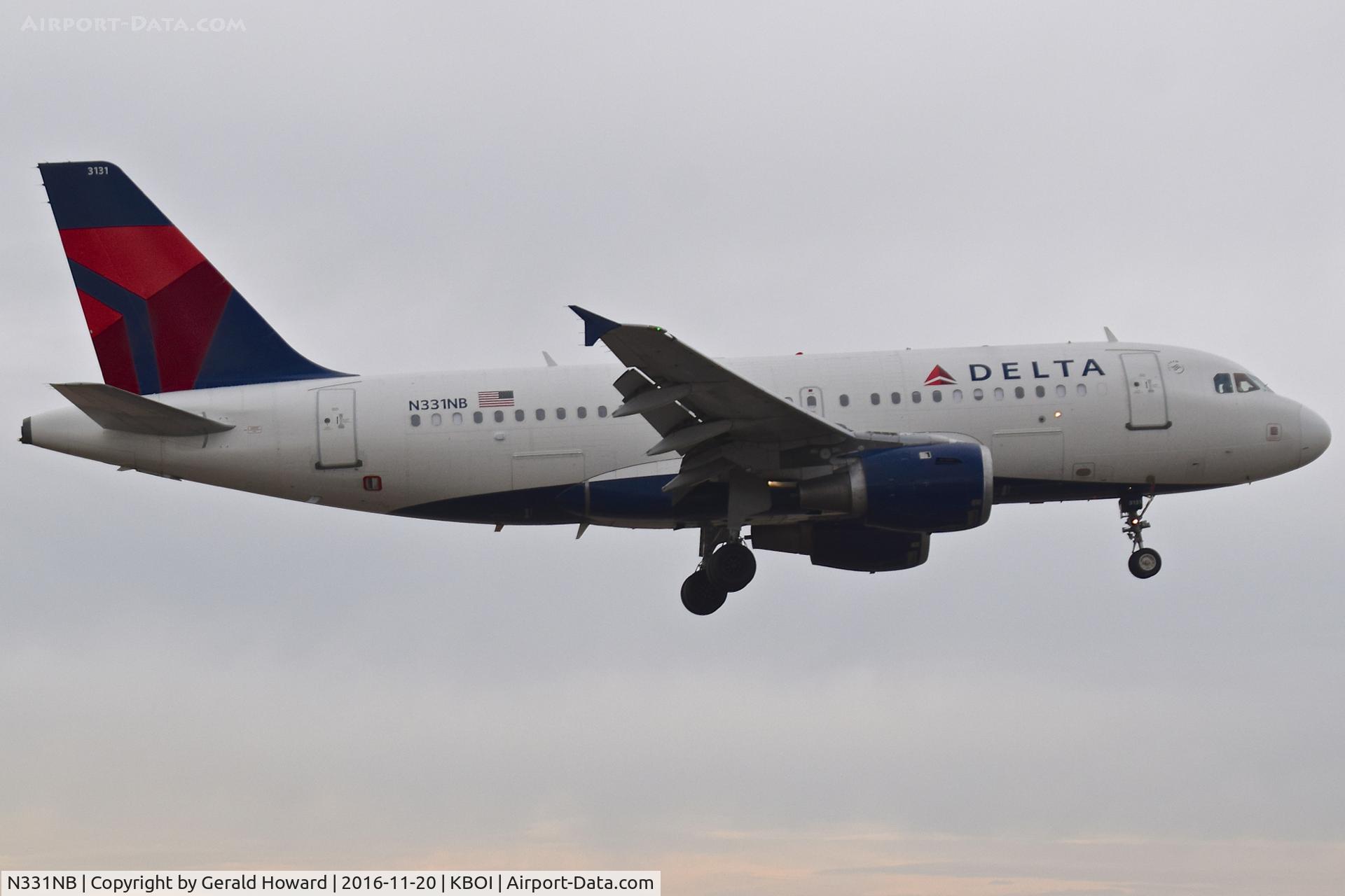 N331NB, 2001 Airbus A319-114 C/N 1567, Landing RWY 28R.