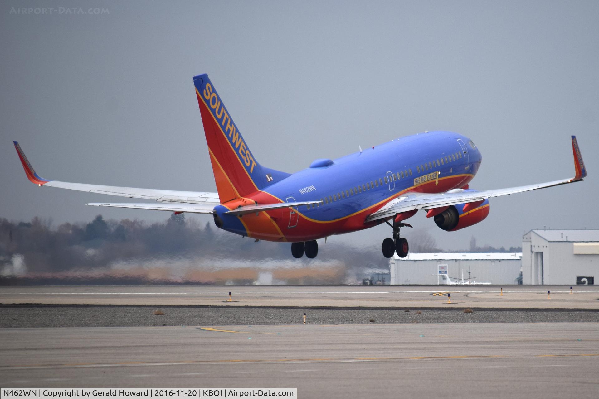 N462WN, 2004 Boeing 737-7H4 C/N 32466, Departing RWY 28R.