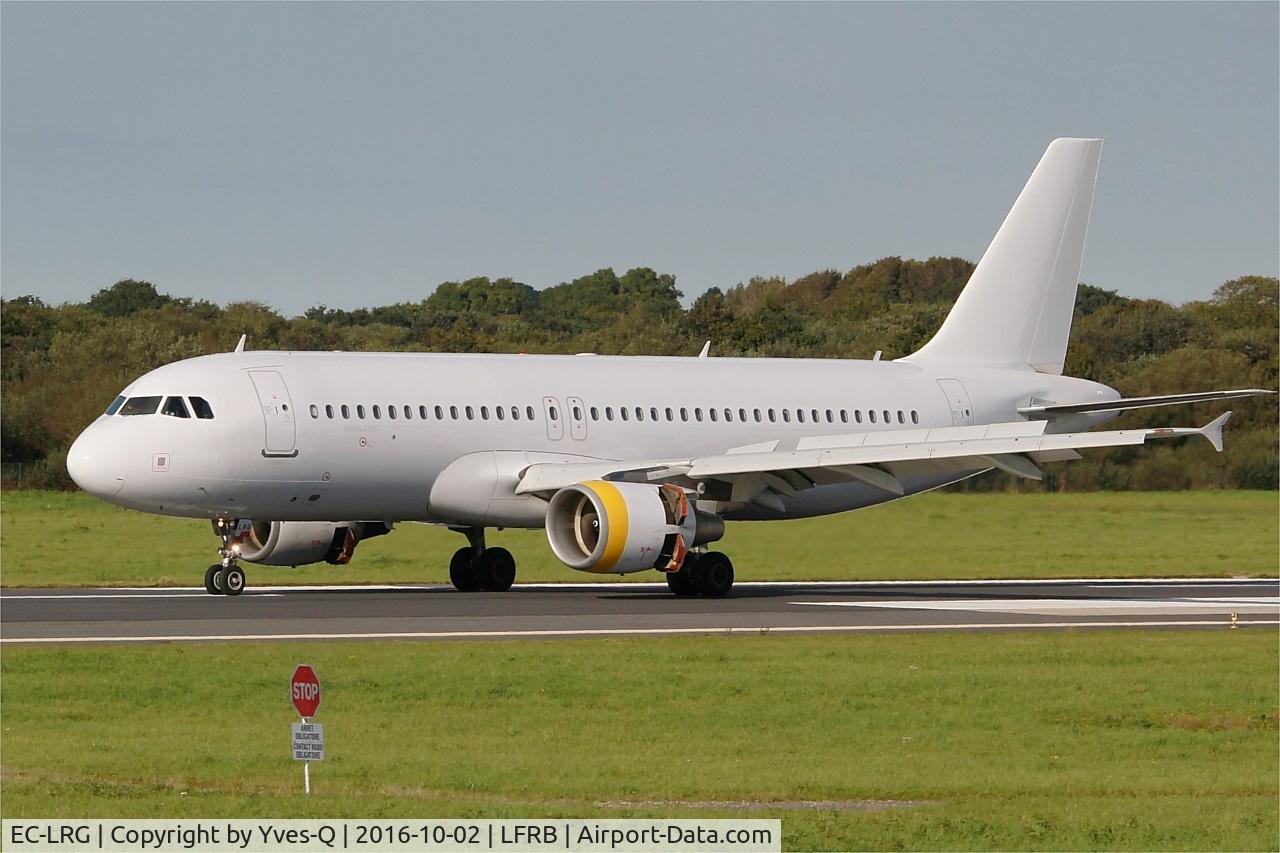 EC-LRG, 2001 Airbus A320-214 C/N 1516, Airbus A320-214, Taxiing to holding point rwy 07R, Brest-Bretagne airport (LFRB-BES)