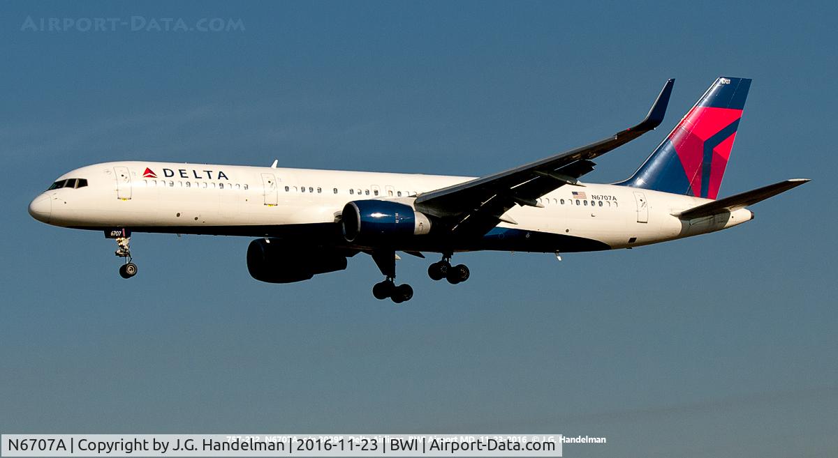 N6707A, 2000 Boeing 757-232 C/N 30395, On final to 33L