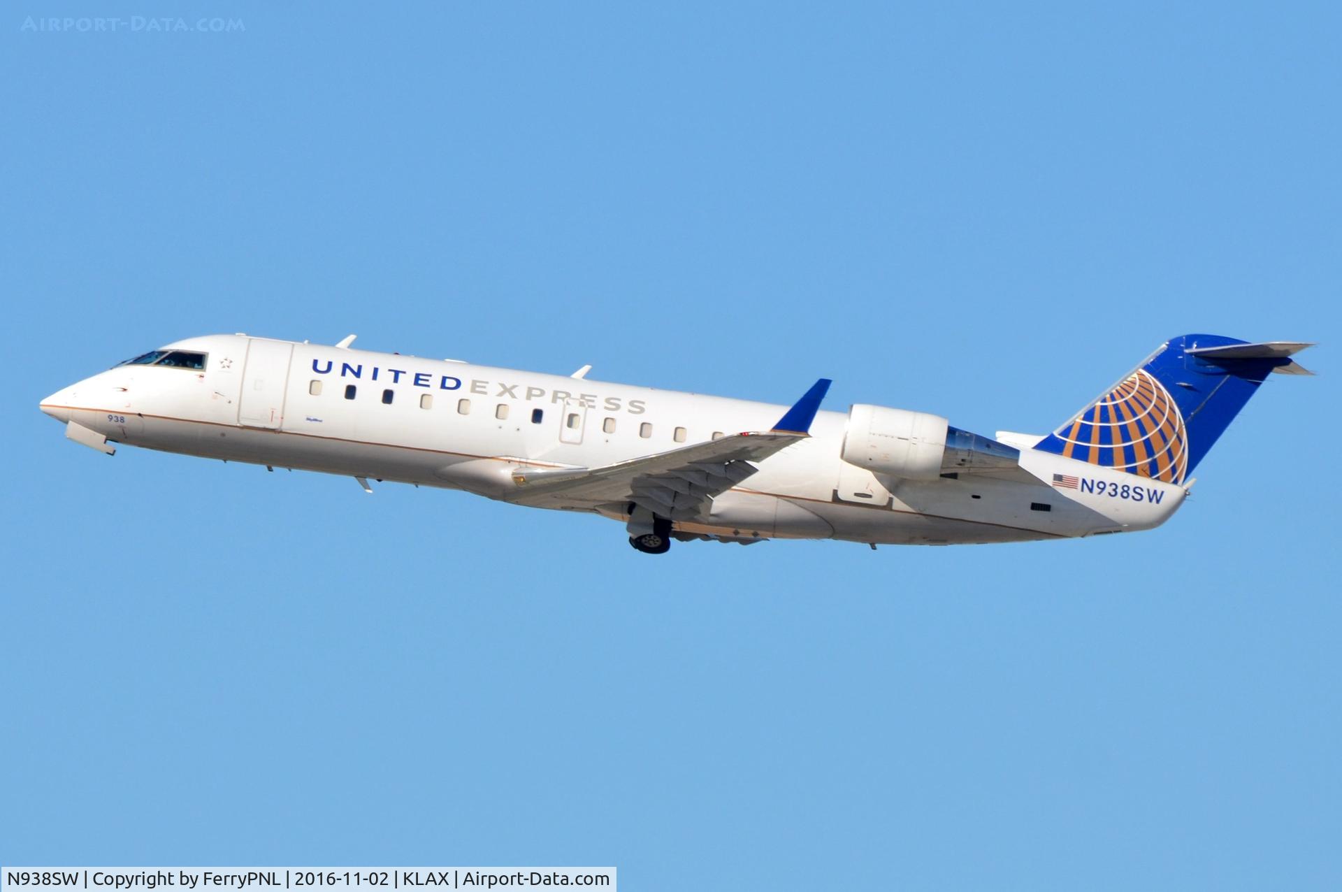 N938SW, 2003 Bombardier CRJ-200LR (CL-600-2B19) C/N 7741, CL200 departing