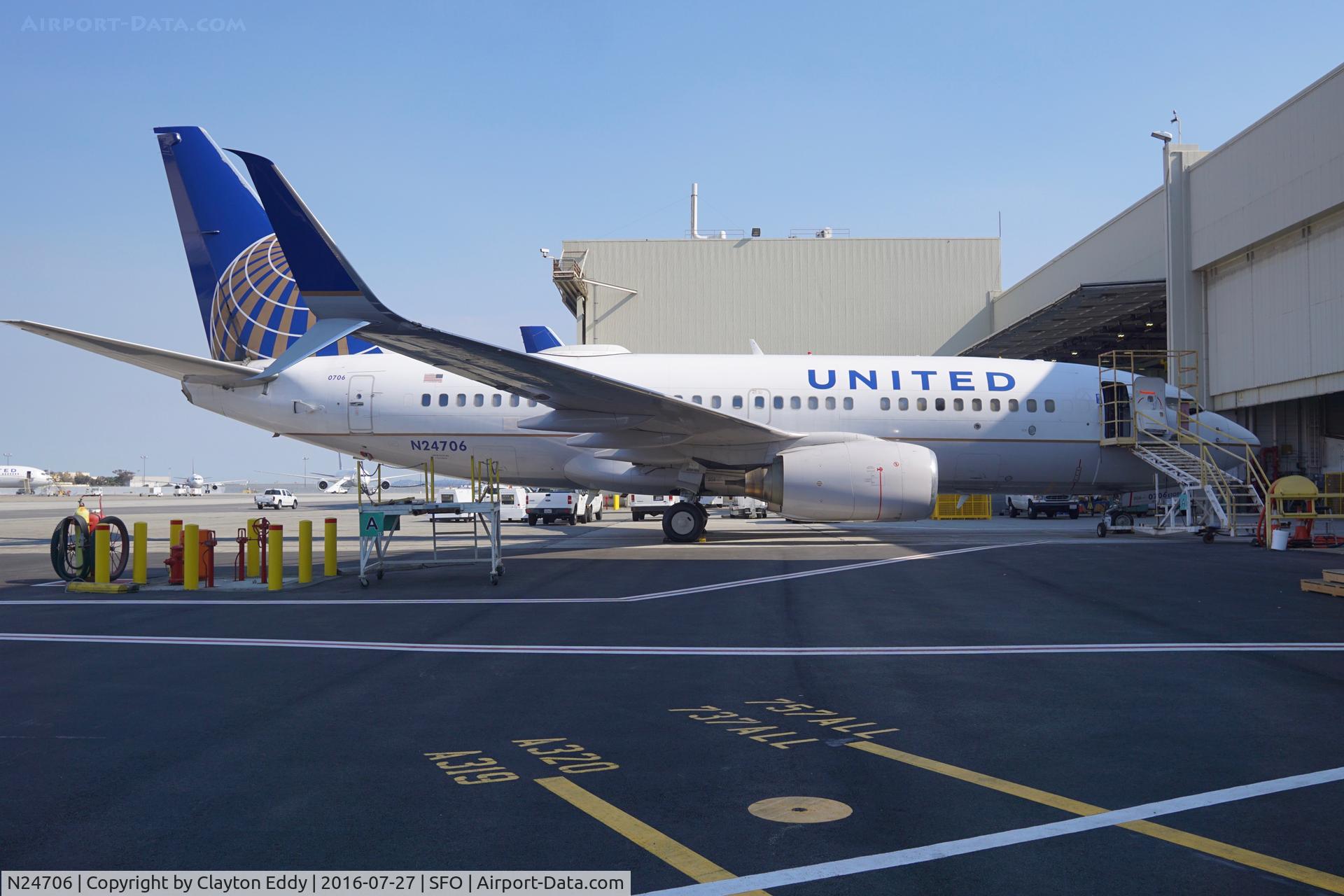 N24706, 1998 Boeing 737-724 C/N 28767, SFO 2016