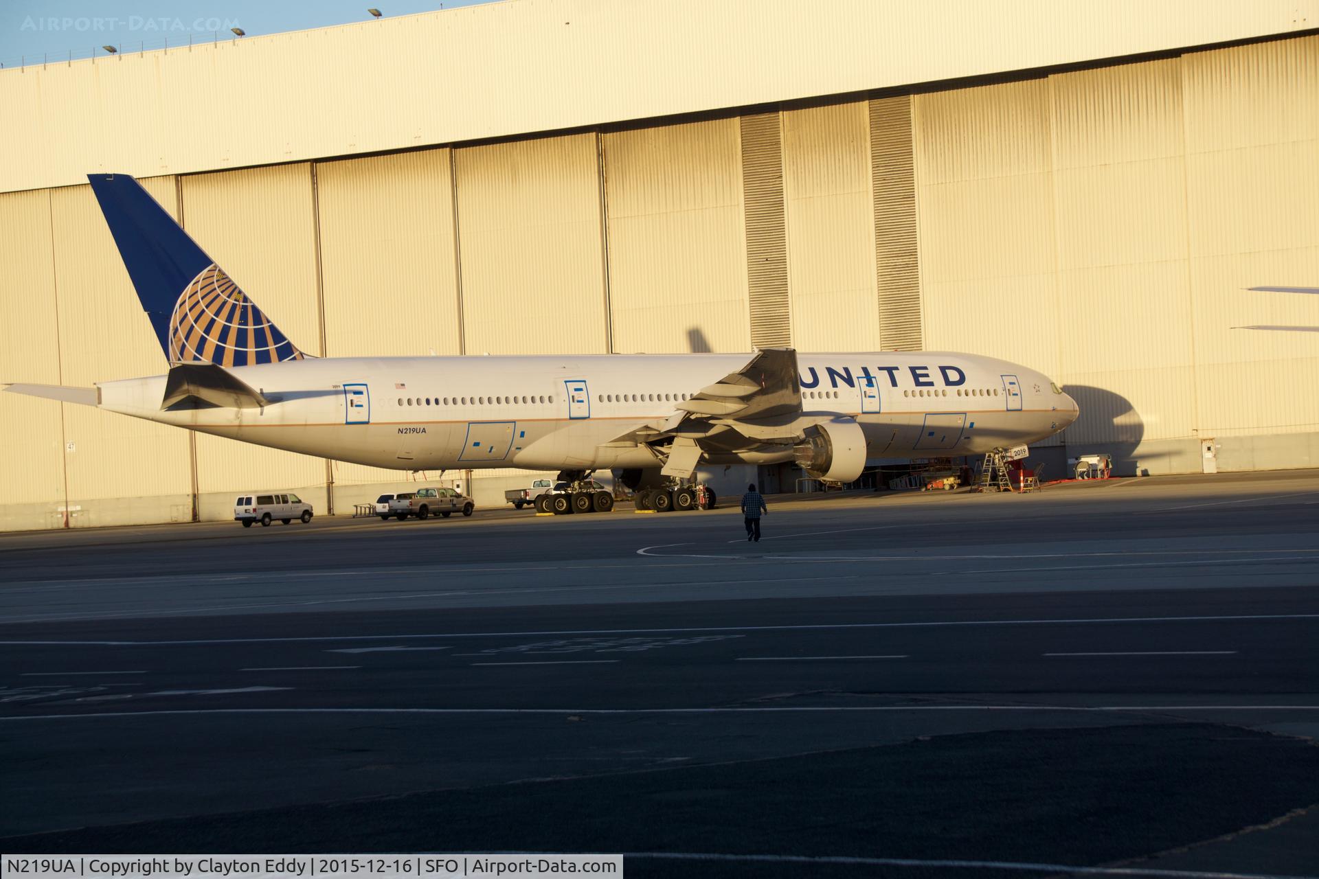 N219UA, 2001 Boeing 777-222 C/N 30551, SFO 2016