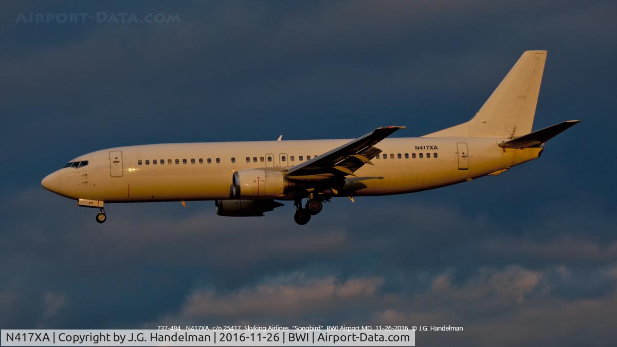 N417XA, 1991 Boeing 737-484 C/N 25417, On final to 33L.