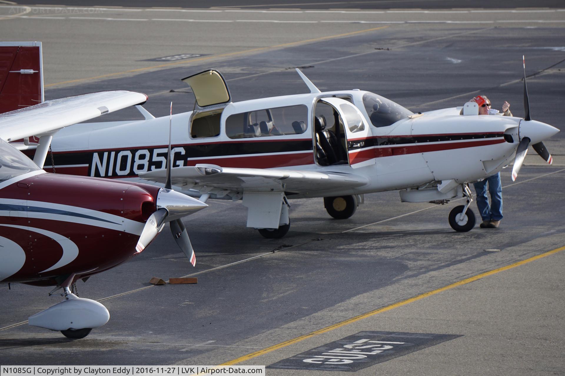 N1085G, 1989 Mooney M20M Bravo C/N 27-0009, Livermore Airport 2016.