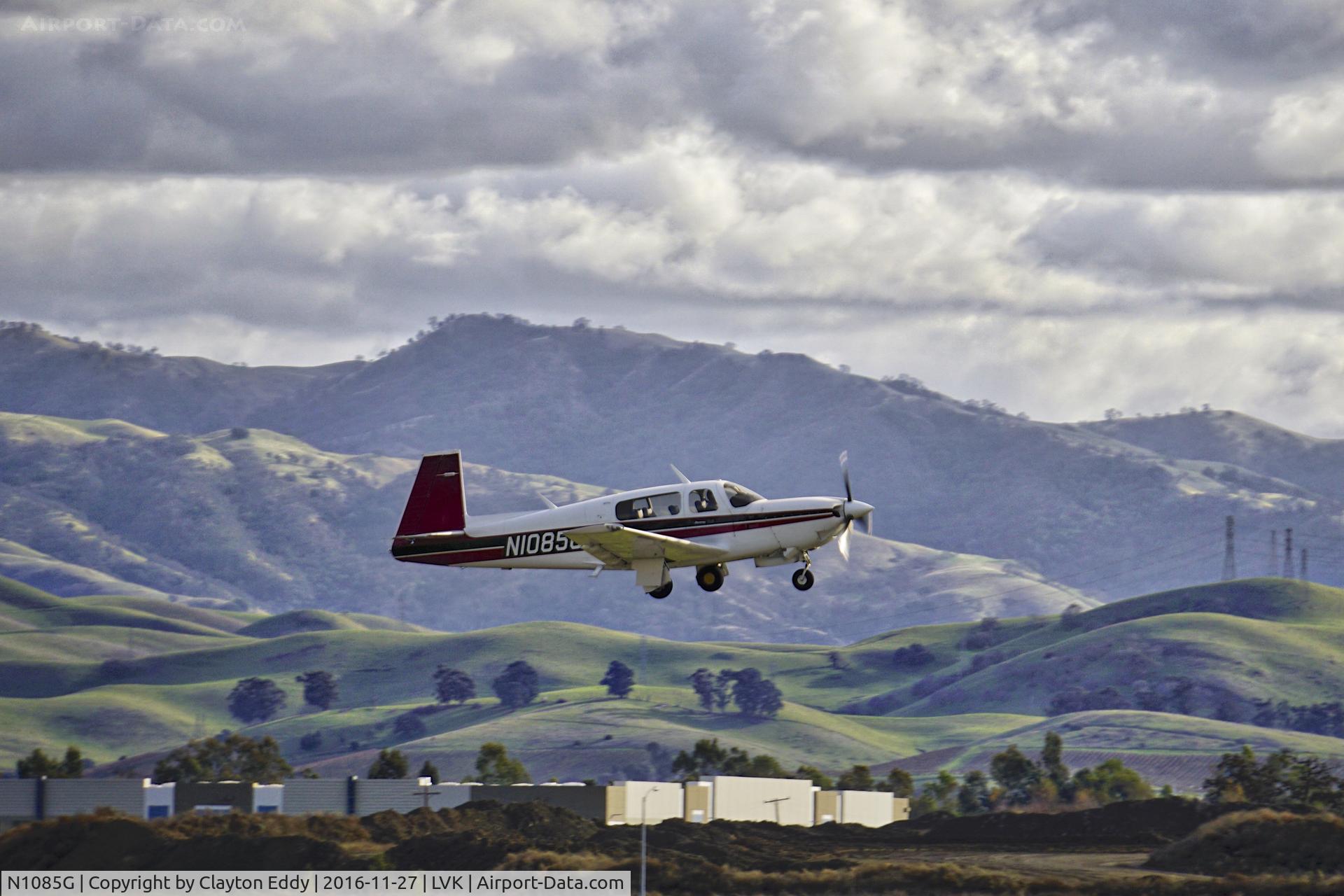 N1085G, 1989 Mooney M20M Bravo C/N 27-0009, Livermore Airport 2016