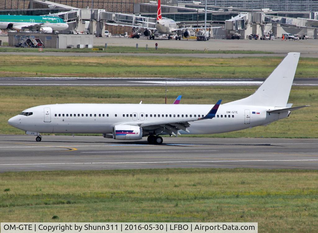 OM-GTE, 2000 Boeing 737-8AS C/N 29925, Taxiing to the Terminal...