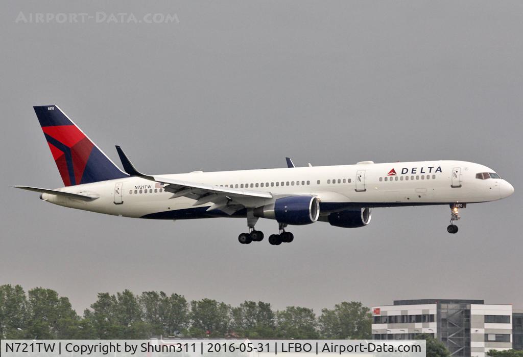 N721TW, 1999 Boeing 757-231 C/N 29954, Landing rwy 32R