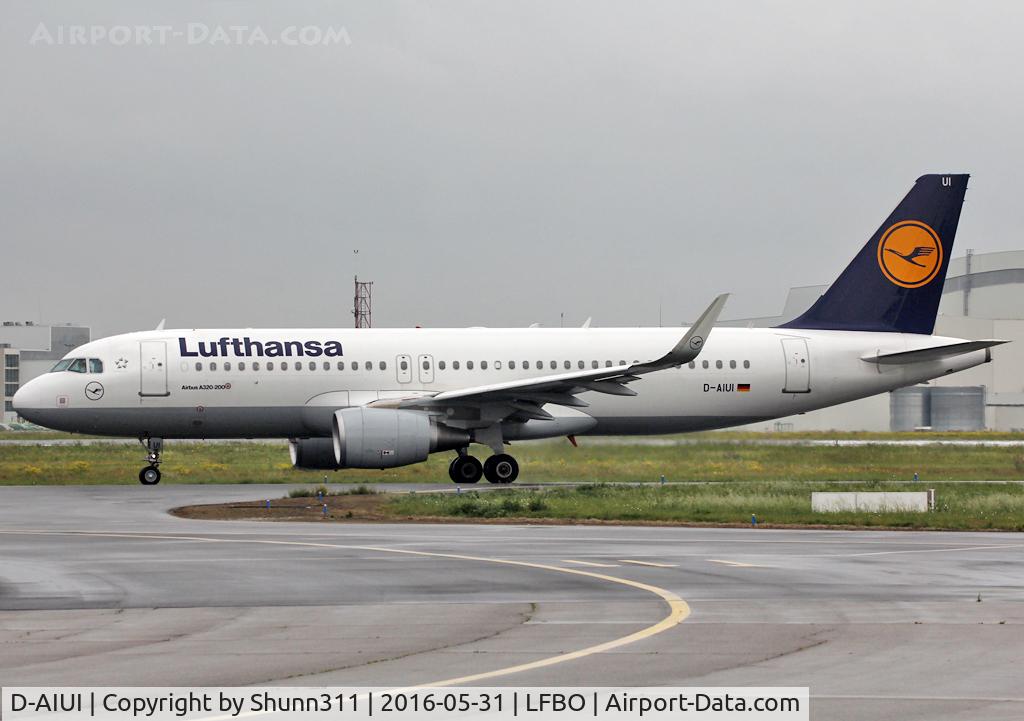 D-AIUI, 2014 Airbus A320-214 C/N 6265, Taxiing holding point rwy 32R for departure...