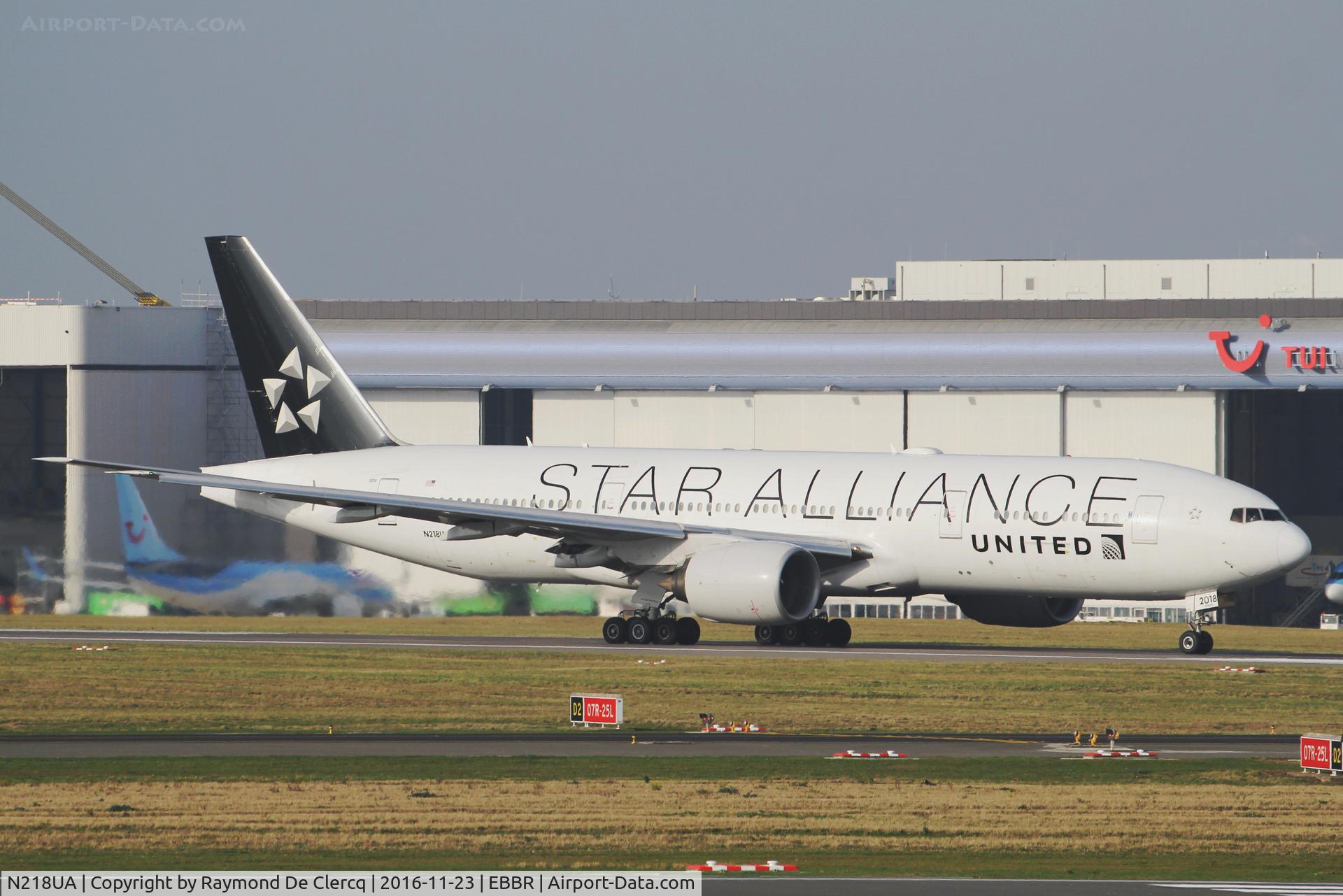 N218UA, 2001 Boeing 777-222 C/N 30222, Take off  rwy 07R.