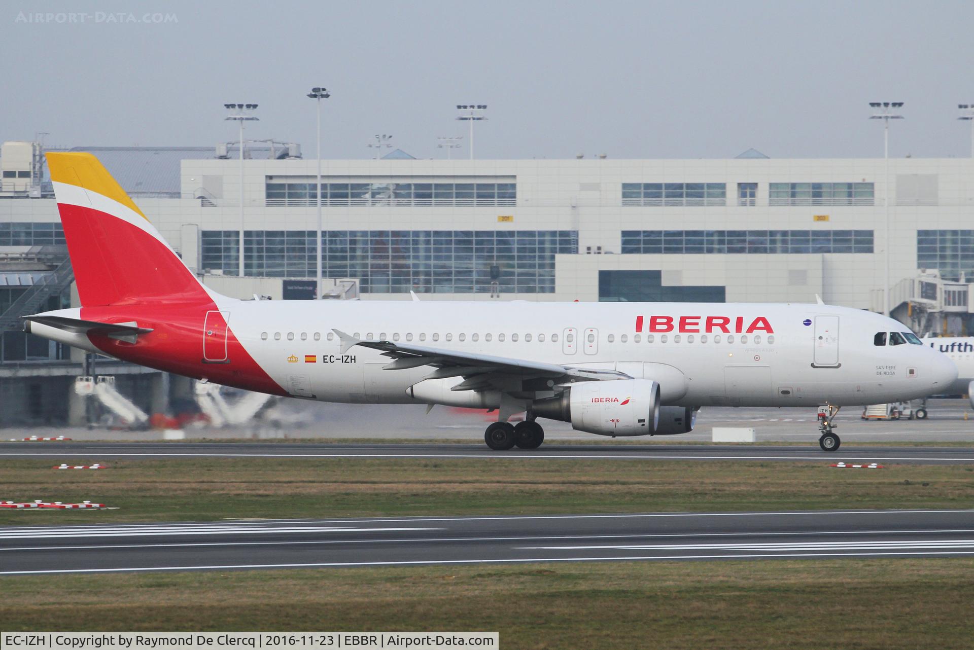 EC-IZH, 2004 Airbus A320-214 C/N 2225, Take off rwy 07R.