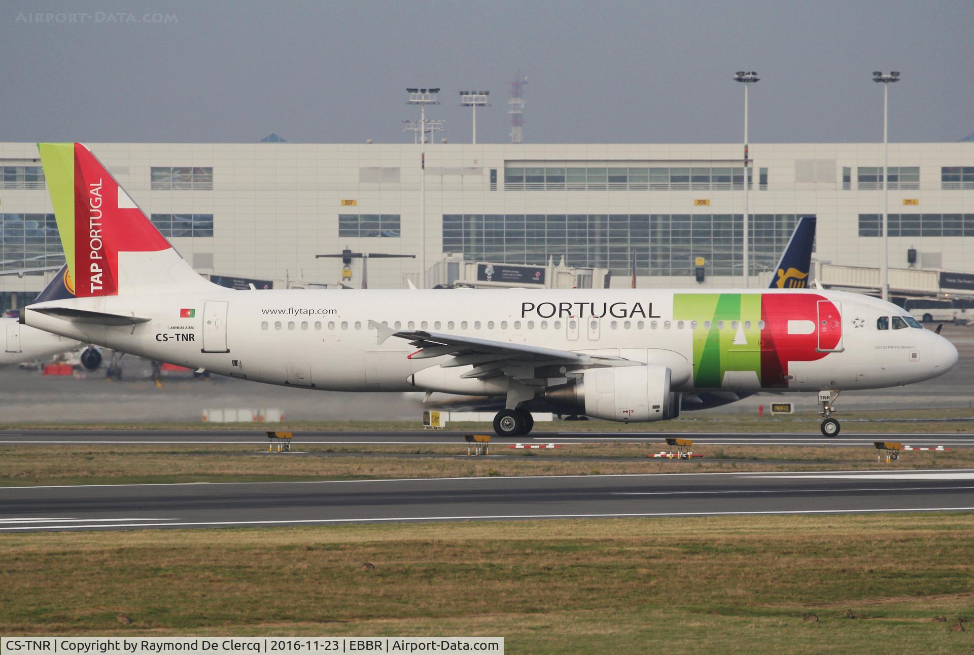 CS-TNR, 2009 Airbus A320-214 C/N 3883, Departing Brussels rwy 07R.