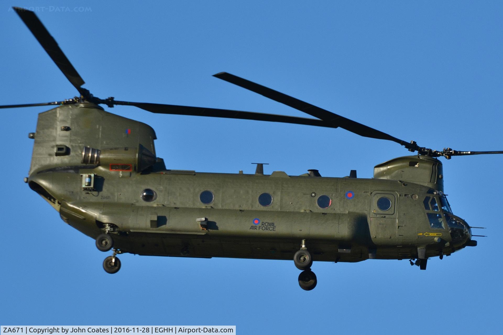 ZA671, 1980 Boeing Vertol Chinook HC.2 C/N M/A002/B-815/M7007, Low approach to 08