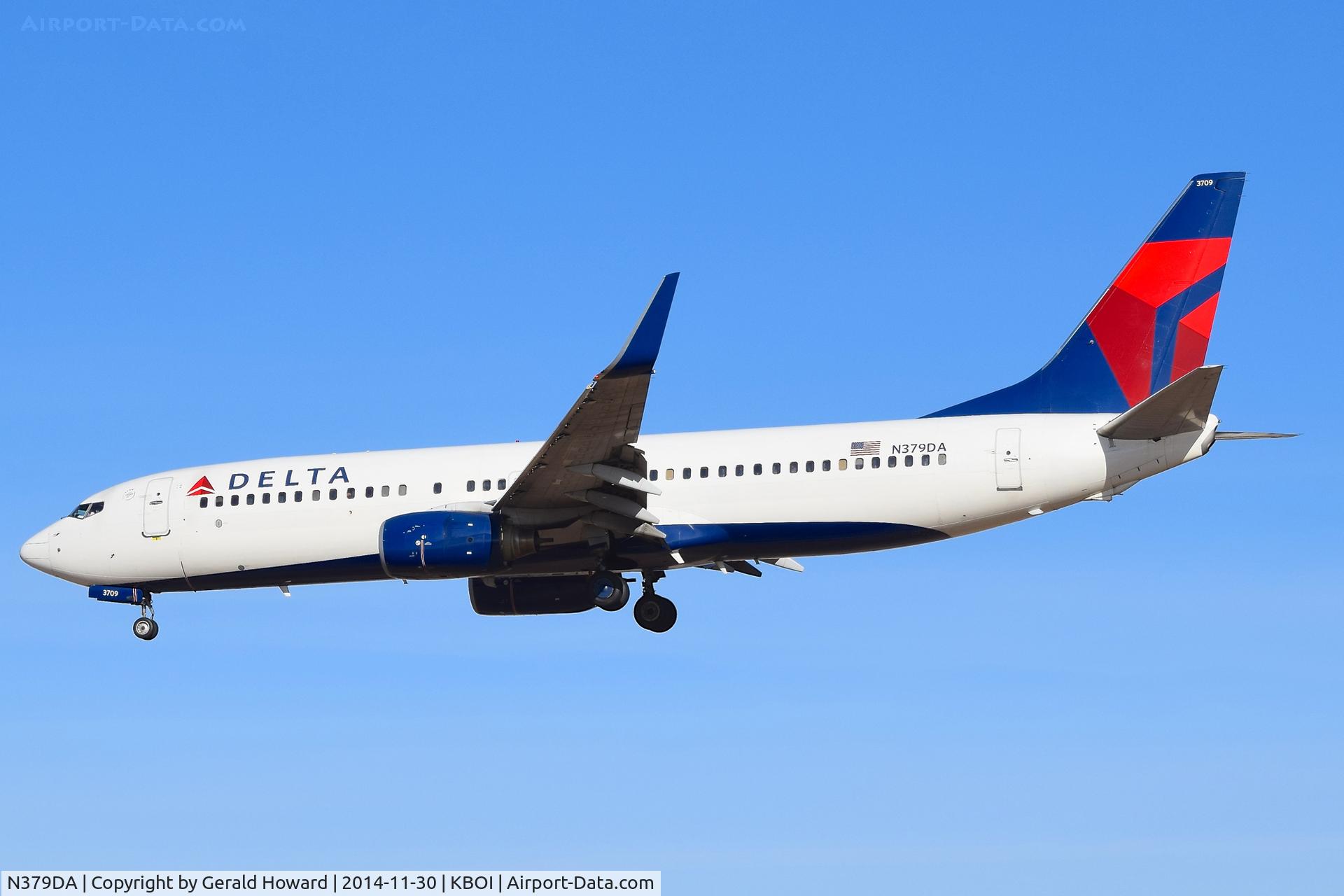 N379DA, 1999 Boeing 737-832 C/N 30349, On final for RWY 28R.
