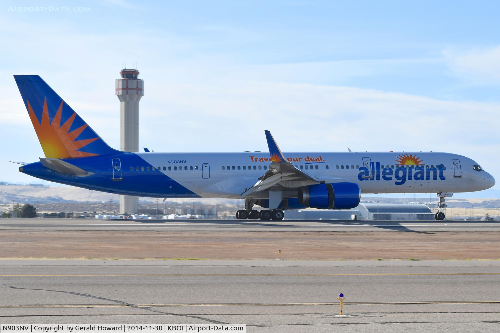 N903NV, 1992 Boeing 757-204 C/N 26966, Landing RWY 28R.