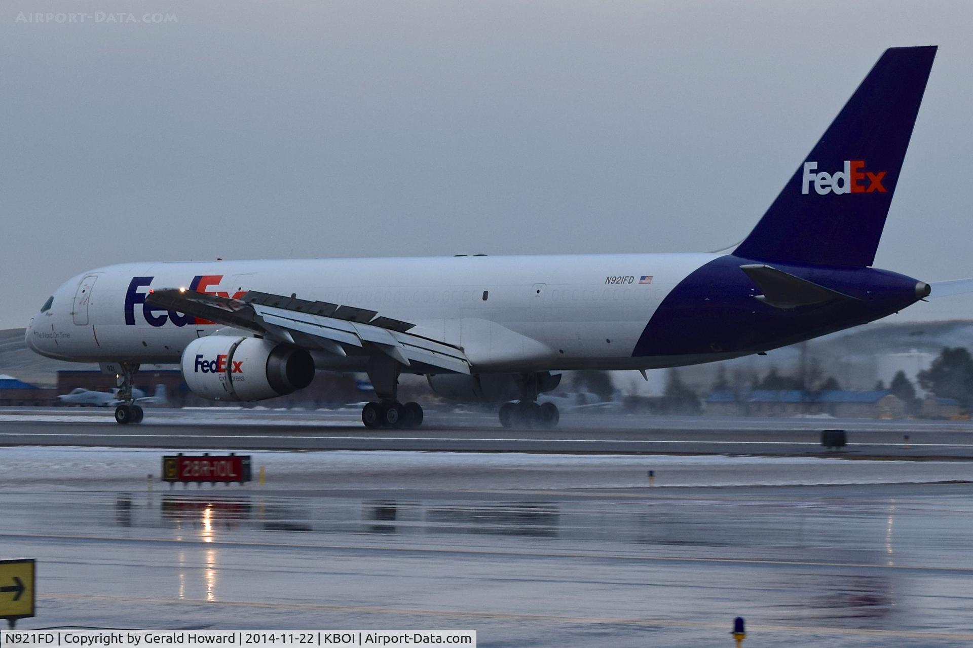 N921FD, 1991 Boeing 757-23A C/N 24924, Deploying reverse thrusters.