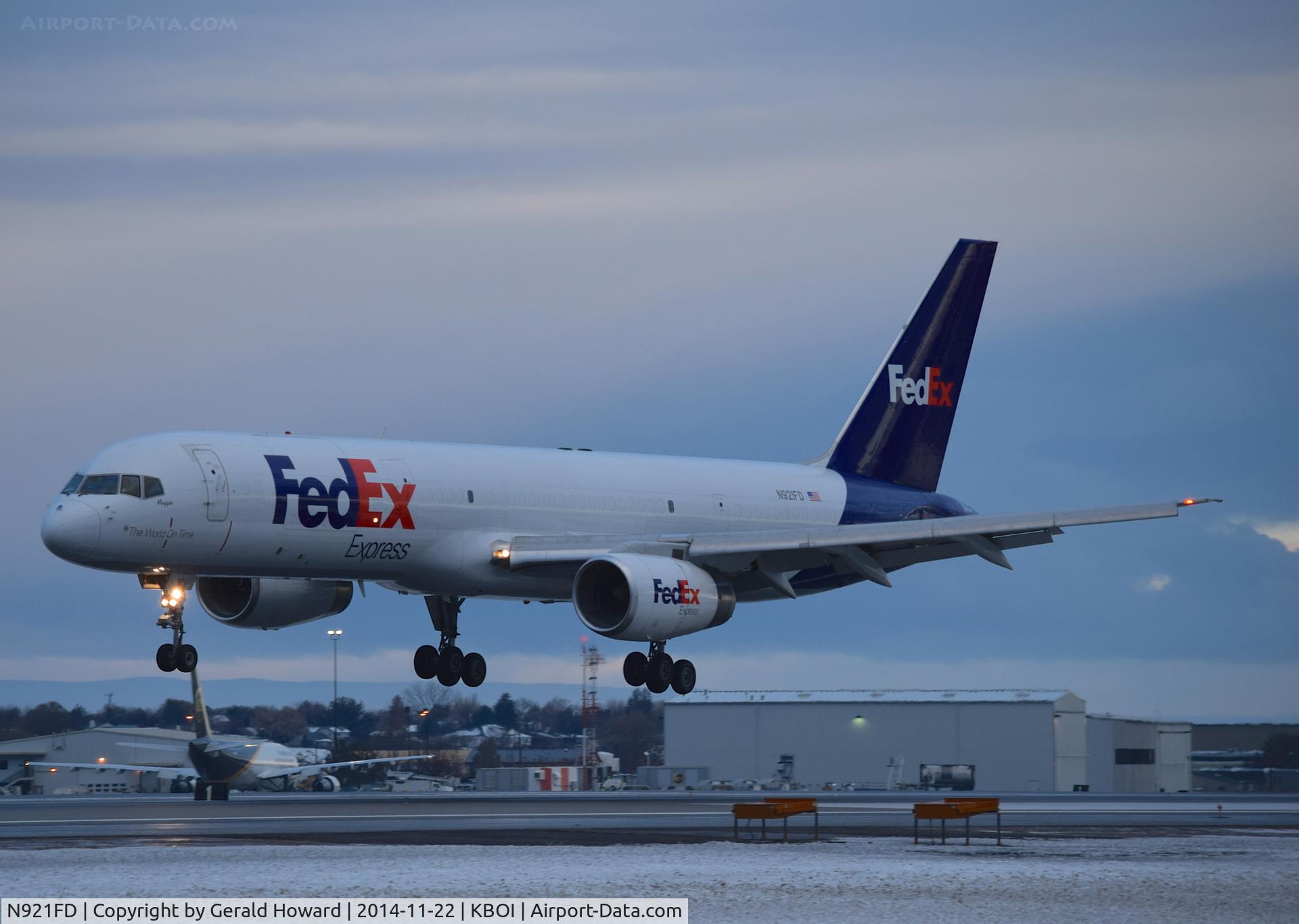 N921FD, 1991 Boeing 757-23A C/N 24924, On final for RWY 10L on a dark, wet morning.