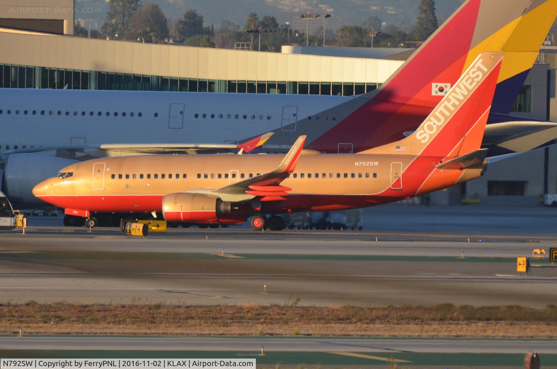 N792SW, 2000 Boeing 737-7H4 C/N 27887, Southwest in retro c/s