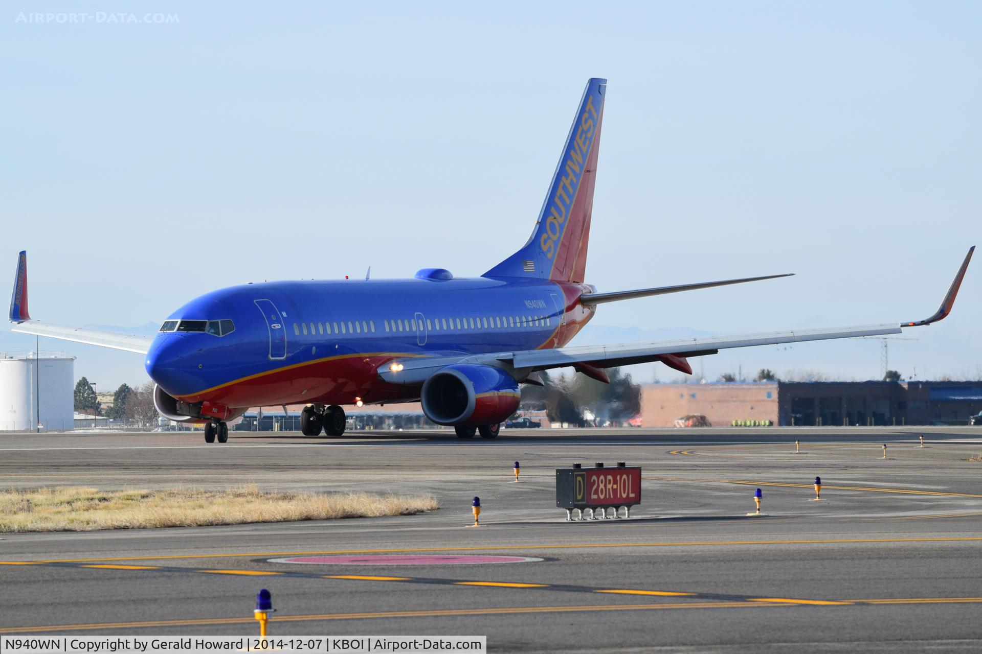 N940WN, 2009 Boeing 737-7H4 C/N 36900, Turning off RWY 10L.