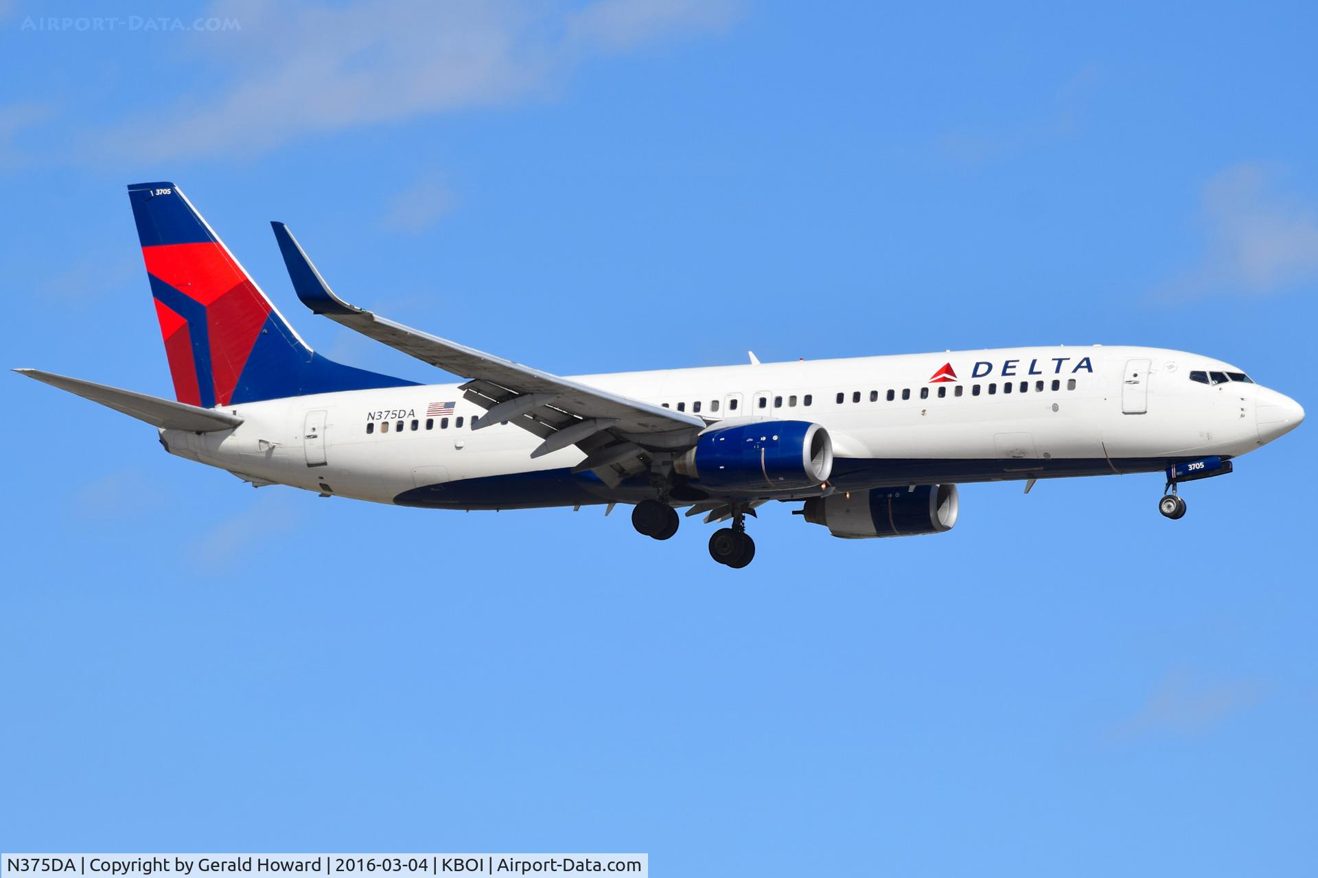 N375DA, 1998 Boeing 737-832 C/N 29623, Landing RWY 10L.
