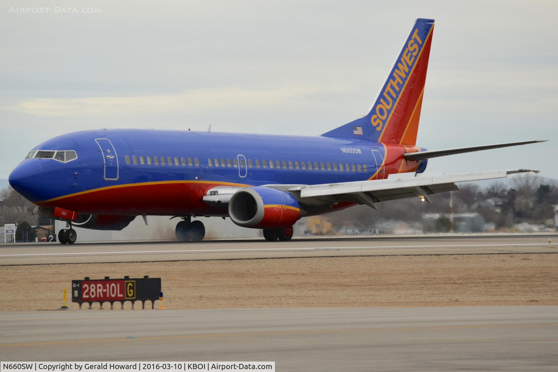 N660SW, 1985 Boeing 737-301 C/N 23230, On RWY 10L.
